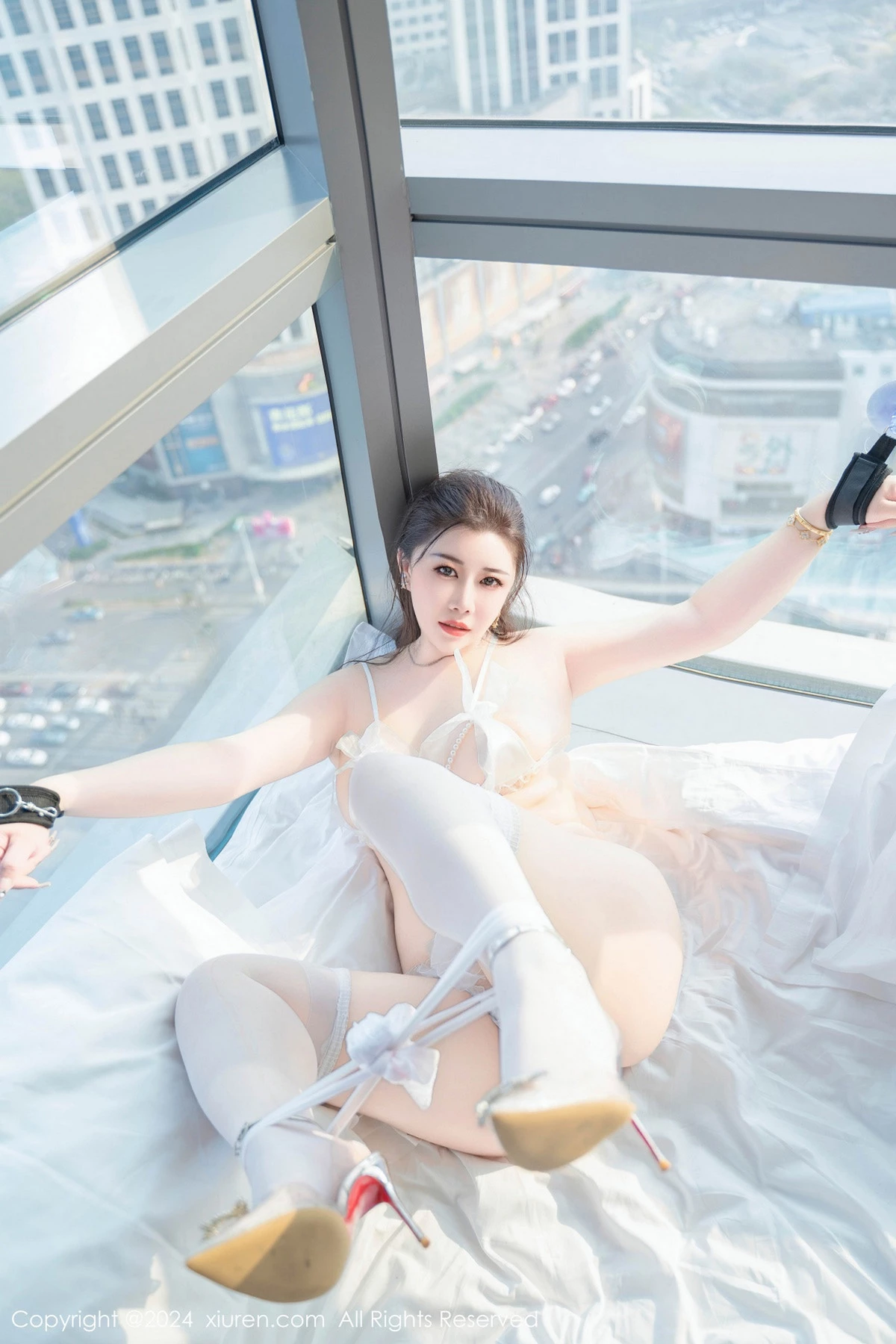 [[XiuRen秀人网]秀人网]No.8837_模特王婉悠Queen白色蕾丝珍珠睡衣配白丝袜秀丰满身材诱惑写真82P