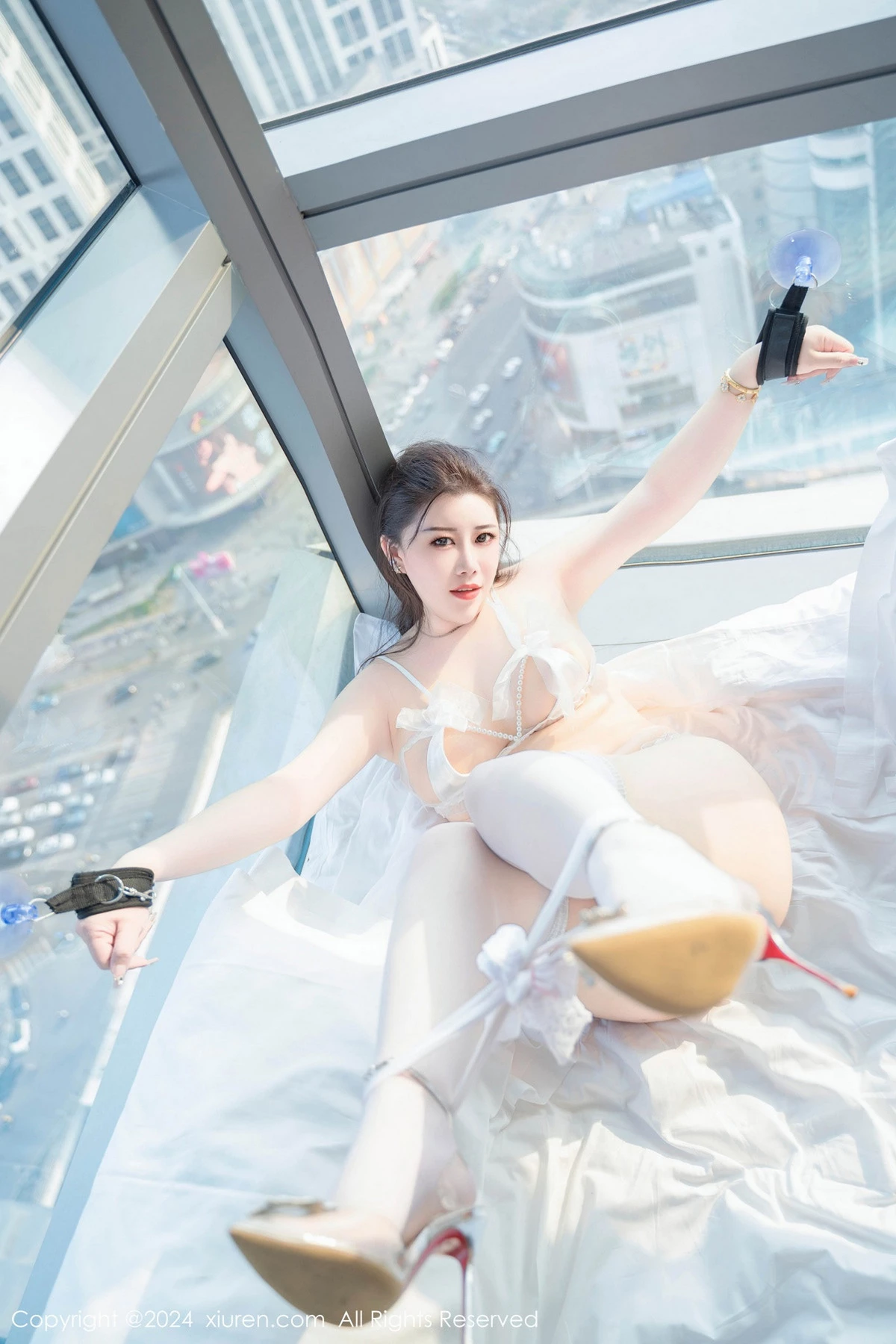 [[XiuRen秀人网]秀人网]No.8837_模特王婉悠Queen白色蕾丝珍珠睡衣配白丝袜秀丰满身材诱惑写真82P