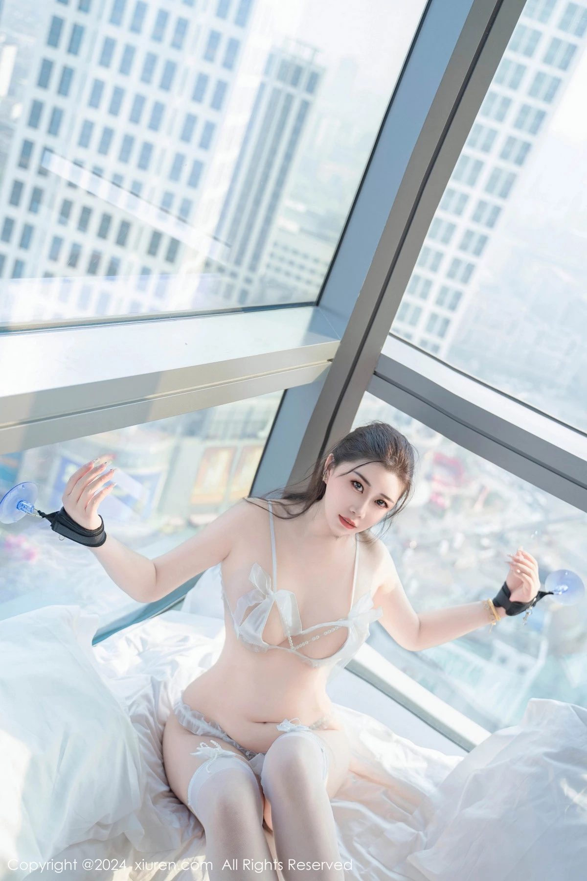 [[XiuRen秀人网]秀人网]No.8837_模特王婉悠Queen白色蕾丝珍珠睡衣配白丝袜秀丰满身材诱惑写真82P