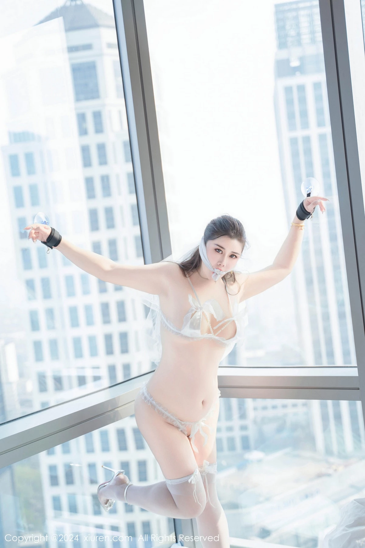 [[XiuRen秀人网]秀人网]No.8837_模特王婉悠Queen白色蕾丝珍珠睡衣配白丝袜秀丰满身材诱惑写真82P