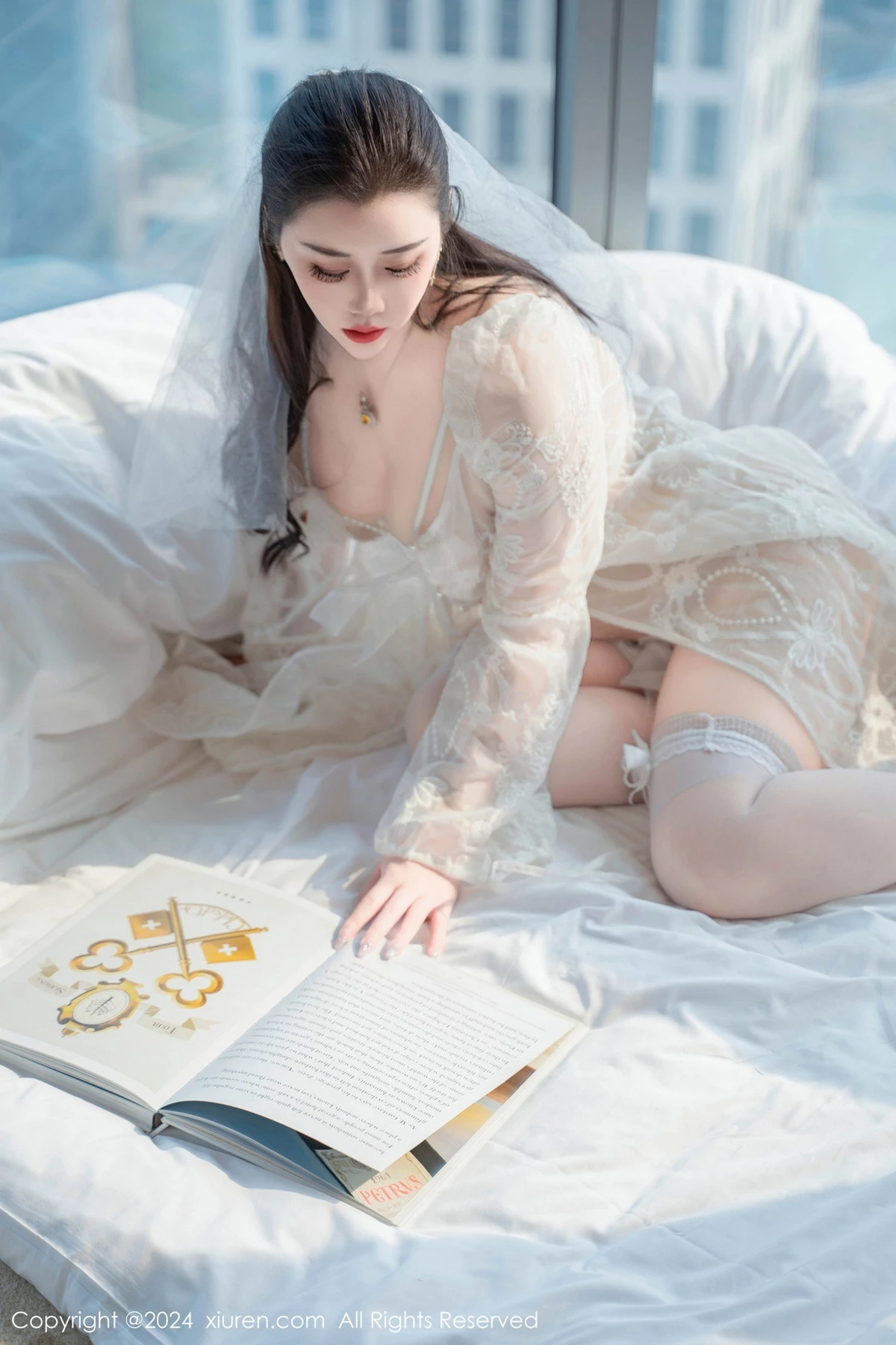 [[XiuRen秀人网]秀人网]No.8837_模特王婉悠Queen白色蕾丝珍珠睡衣配白丝袜秀丰满身材诱惑写真82P