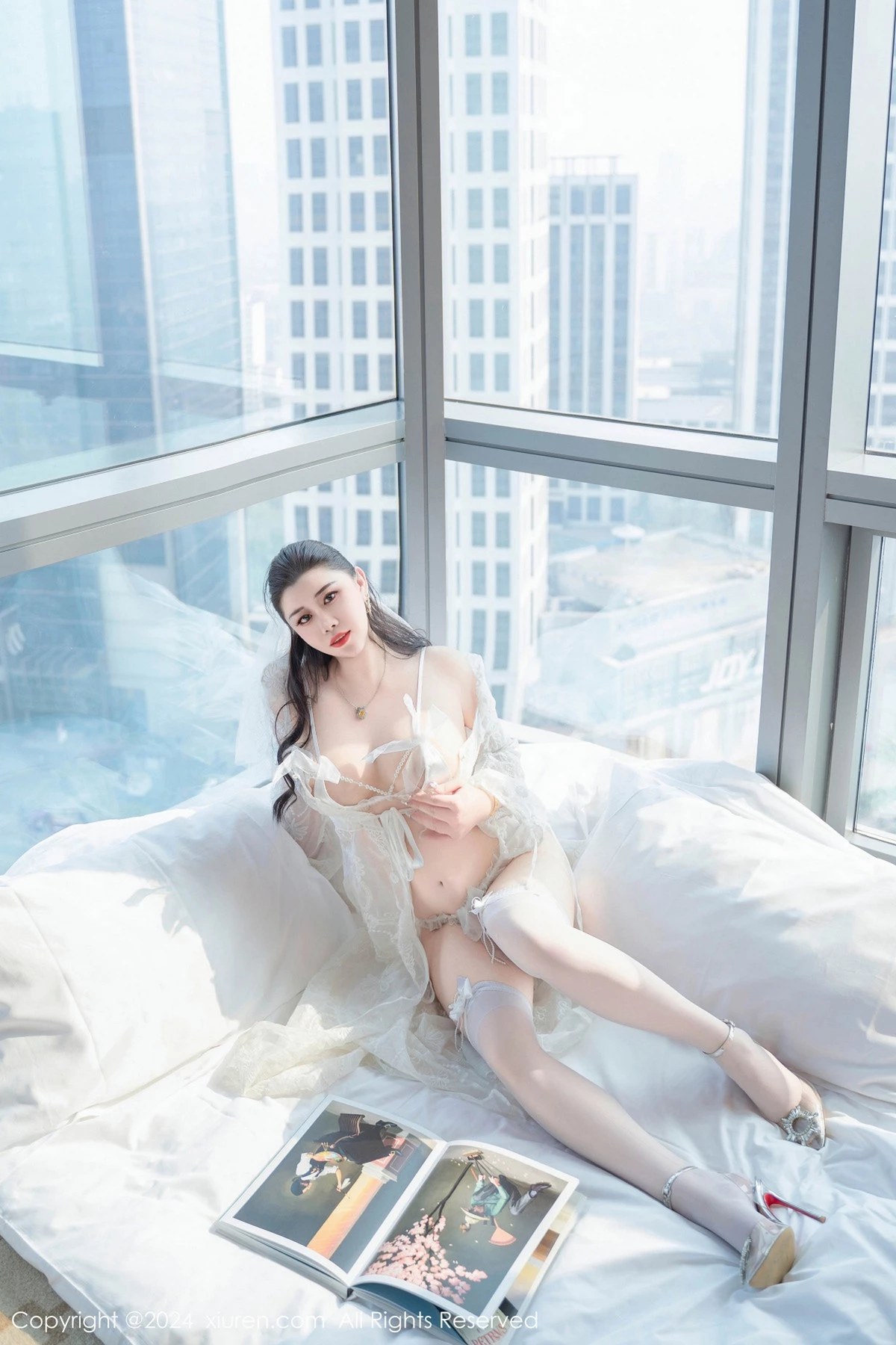 [[XiuRen秀人网]秀人网]No.8837_模特王婉悠Queen白色蕾丝珍珠睡衣配白丝袜秀丰满身材诱惑写真82P