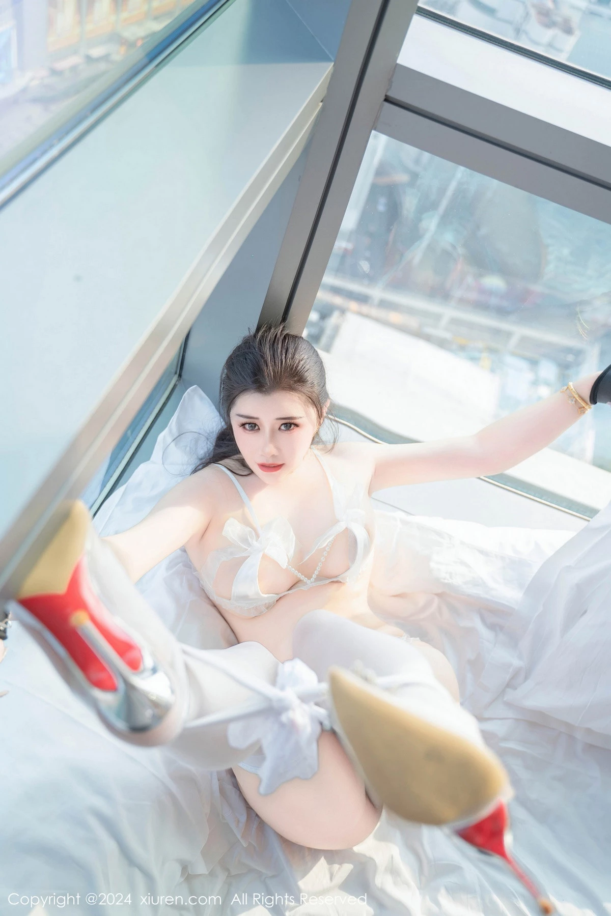 [[XiuRen秀人网]秀人网]No.8837_模特王婉悠Queen白色蕾丝珍珠睡衣配白丝袜秀丰满身材诱惑写真82P