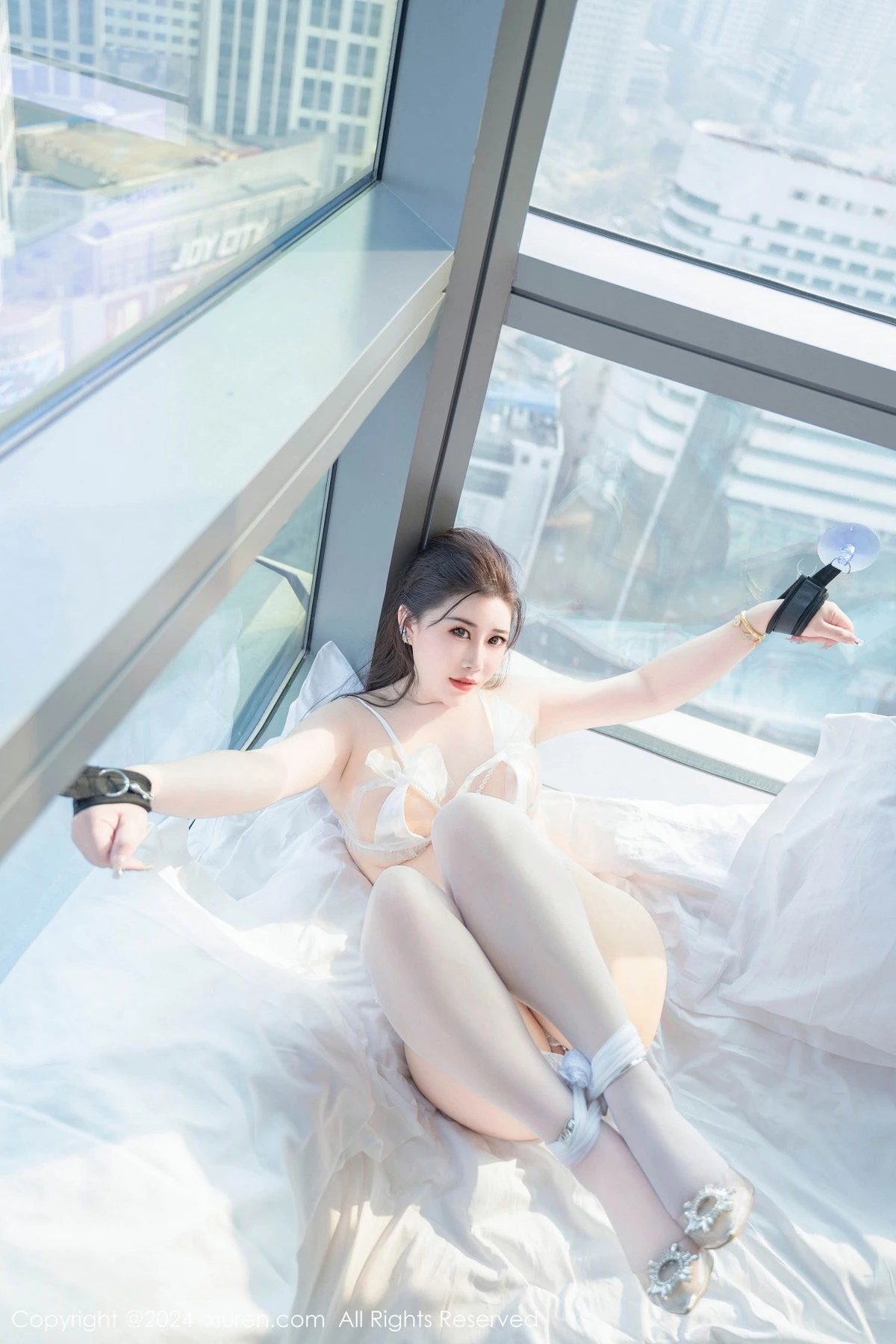 [[XiuRen秀人网]秀人网]No.8837_模特王婉悠Queen白色蕾丝珍珠睡衣配白丝袜秀丰满身材诱惑写真82P