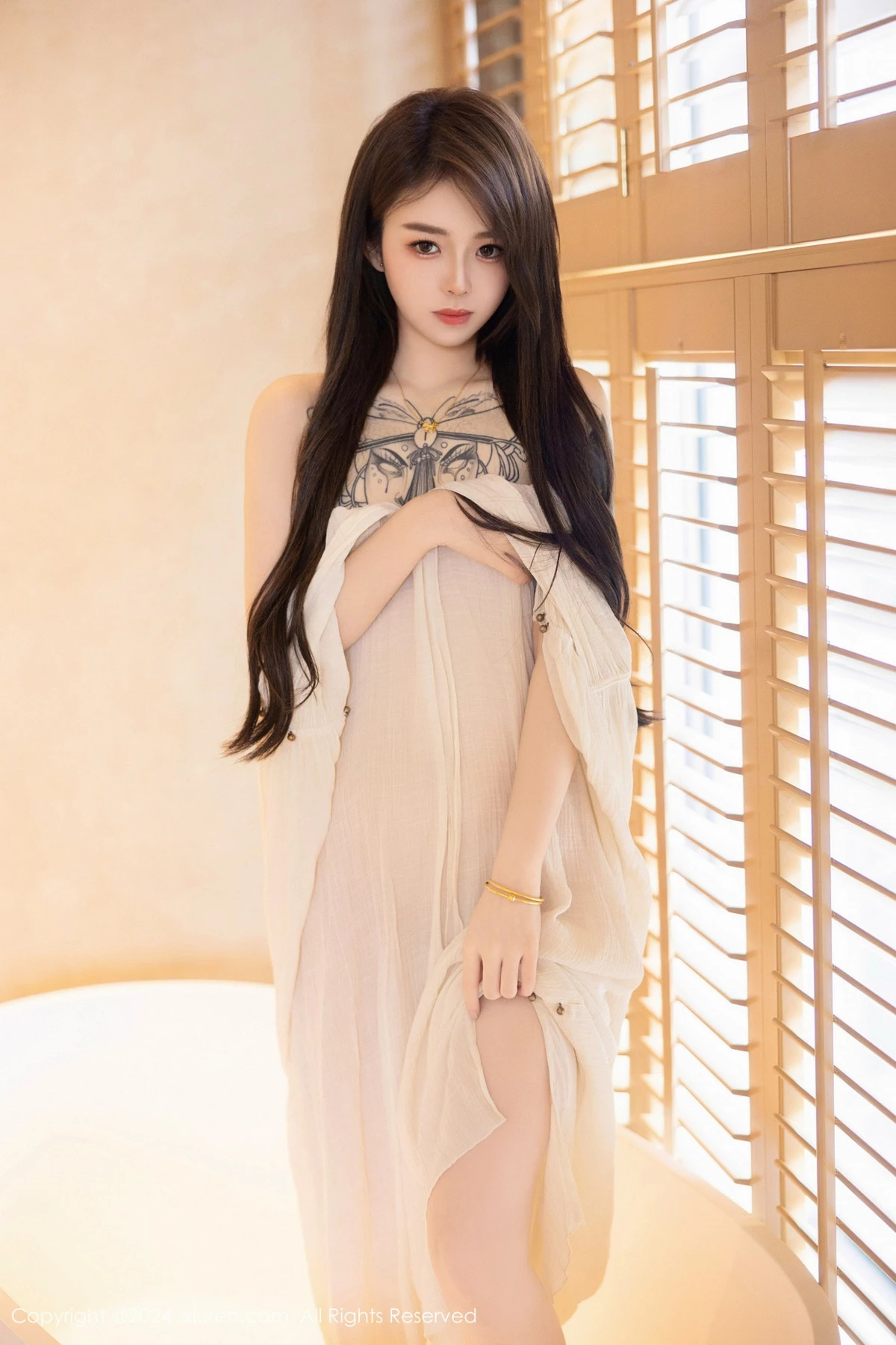 [[XiuRen秀人网]秀人网]No.8842_新人模特夏竹性感浅色连衣裙+白色薄纱服饰秀曼妙身姿诱惑写真83P