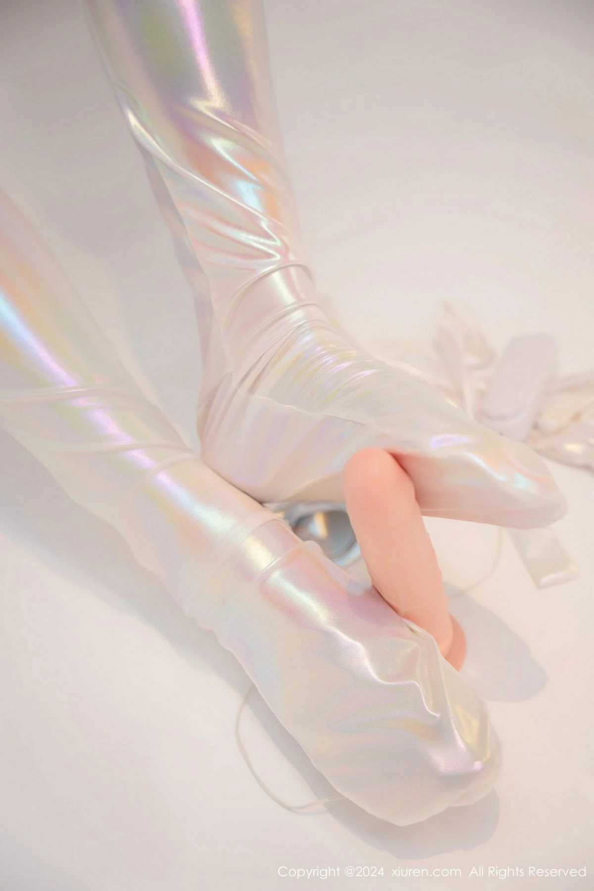 [[XiuRen秀人网]秀人网]No.8840_模特徐若兮浴室场景白色高叉连体衣配白丝袜秀曼妙身姿诱惑写真75P