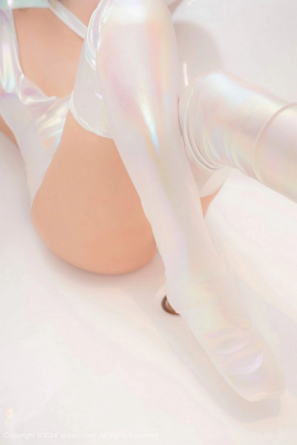 [[XiuRen秀人网]秀人网]No.8840_模特徐若兮浴室场景白色高叉连体衣配白丝袜秀曼妙身姿诱惑写真75P