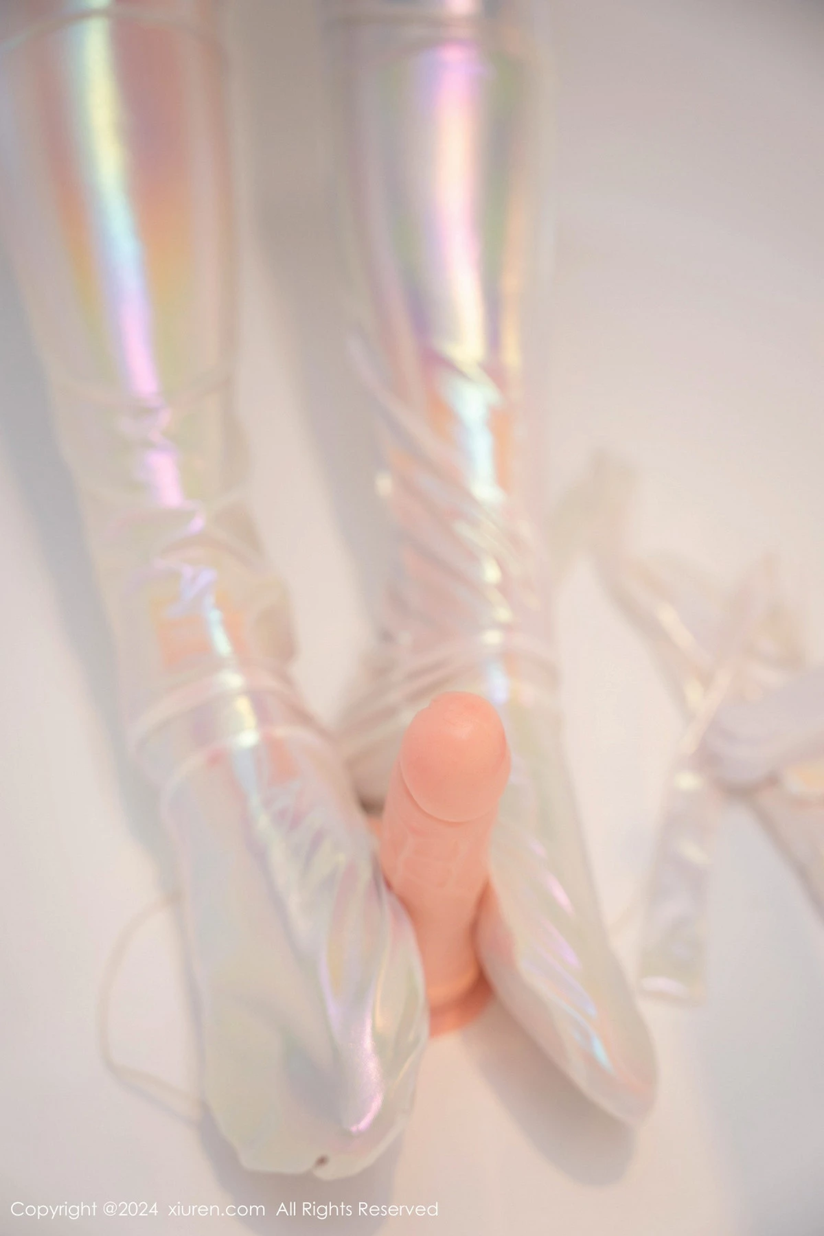 [[XiuRen秀人网]秀人网]No.8840_模特徐若兮浴室场景白色高叉连体衣配白丝袜秀曼妙身姿诱惑写真75P