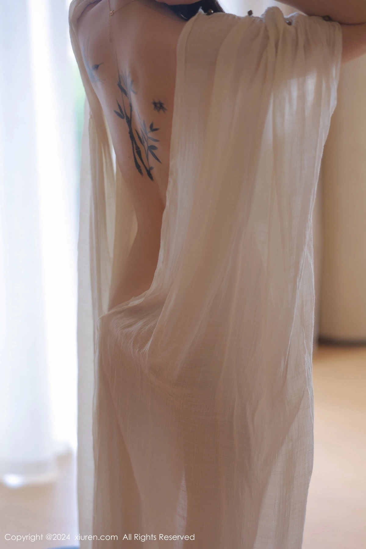 [[XiuRen秀人网]秀人网]No.8842_新人模特夏竹性感浅色连衣裙+白色薄纱服饰秀曼妙身姿诱惑写真83P