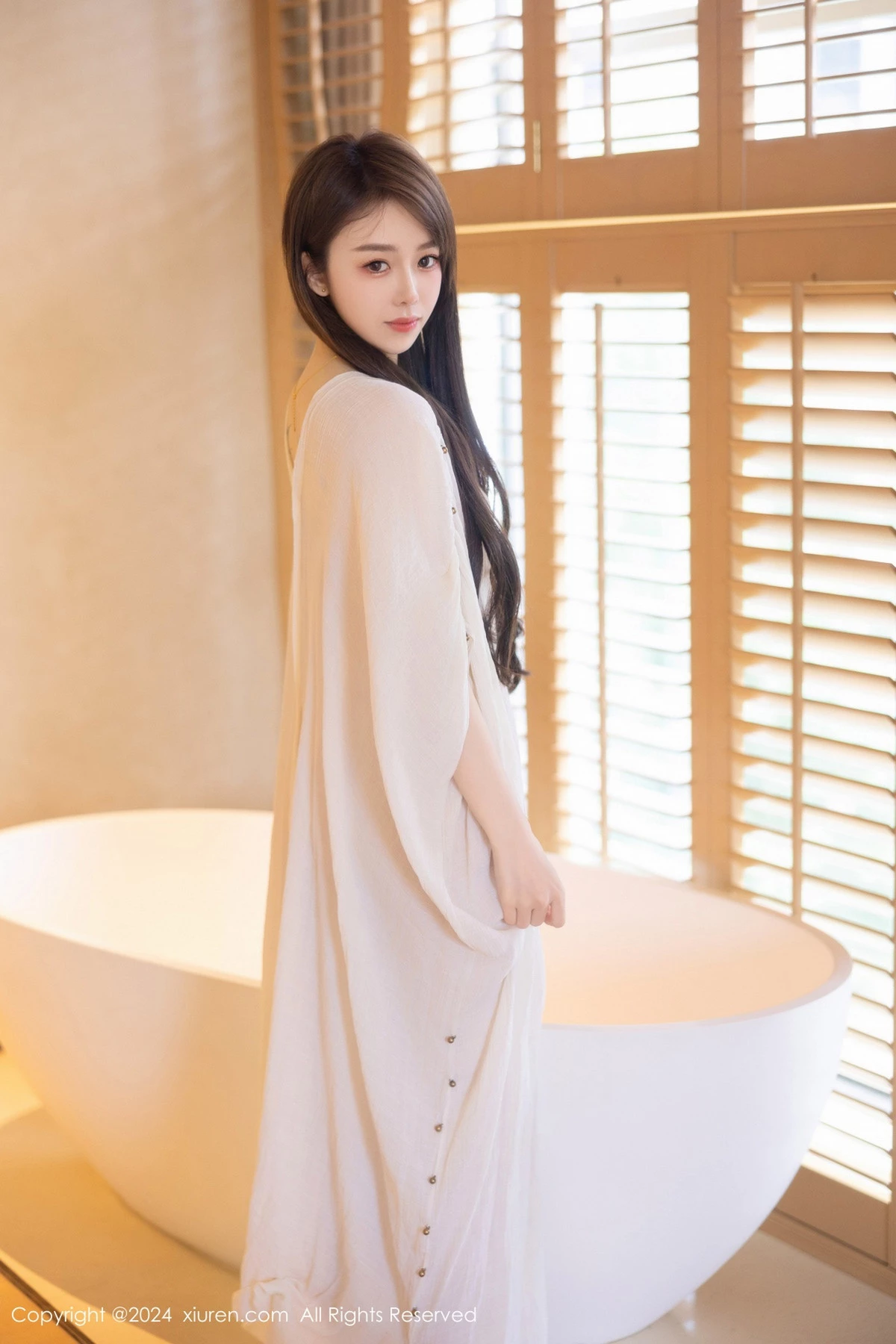 [[XiuRen秀人网]秀人网]No.8842_新人模特夏竹性感浅色连衣裙+白色薄纱服饰秀曼妙身姿诱惑写真83P