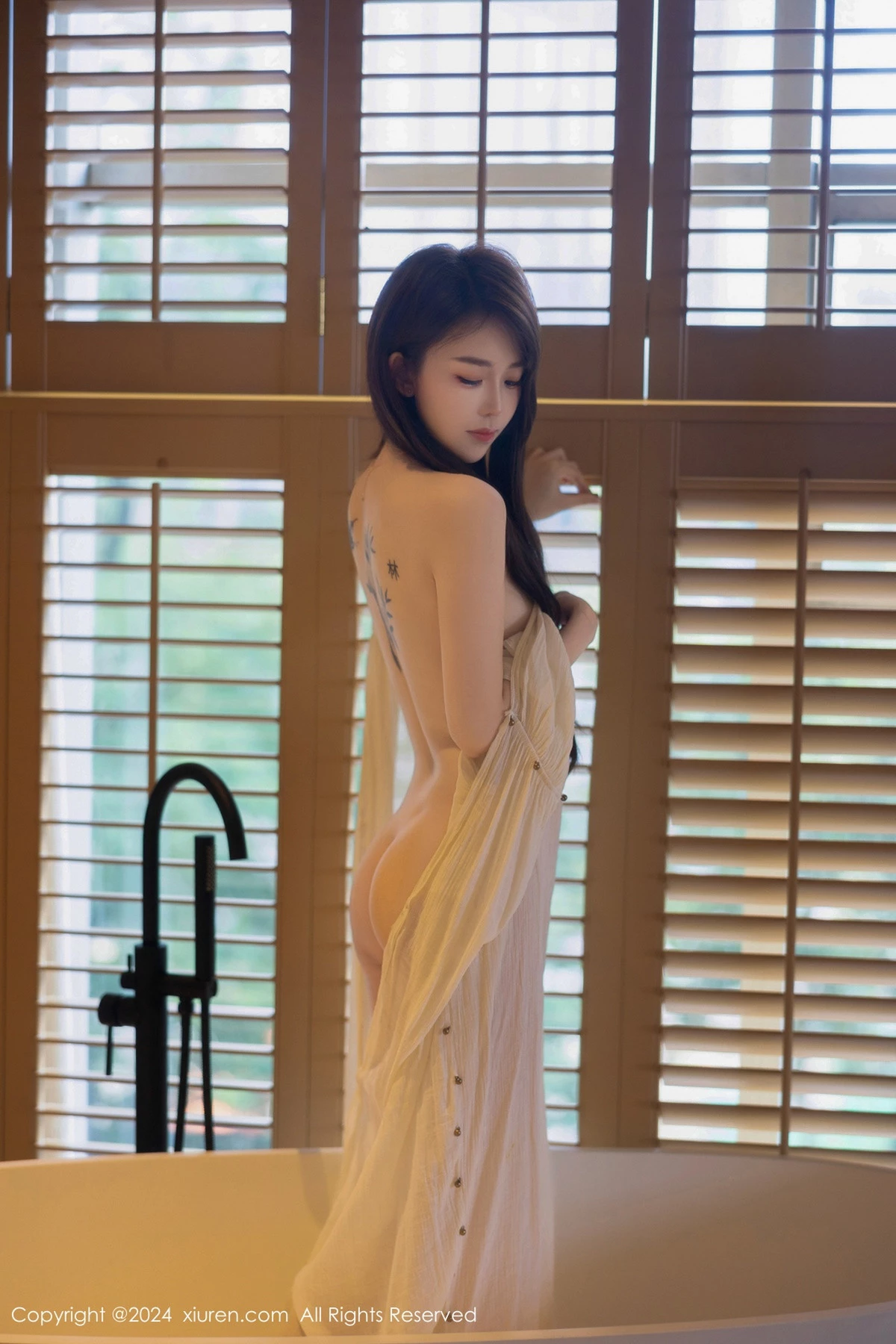 [[XiuRen秀人网]秀人网]No.8842_新人模特夏竹性感浅色连衣裙+白色薄纱服饰秀曼妙身姿诱惑写真83P