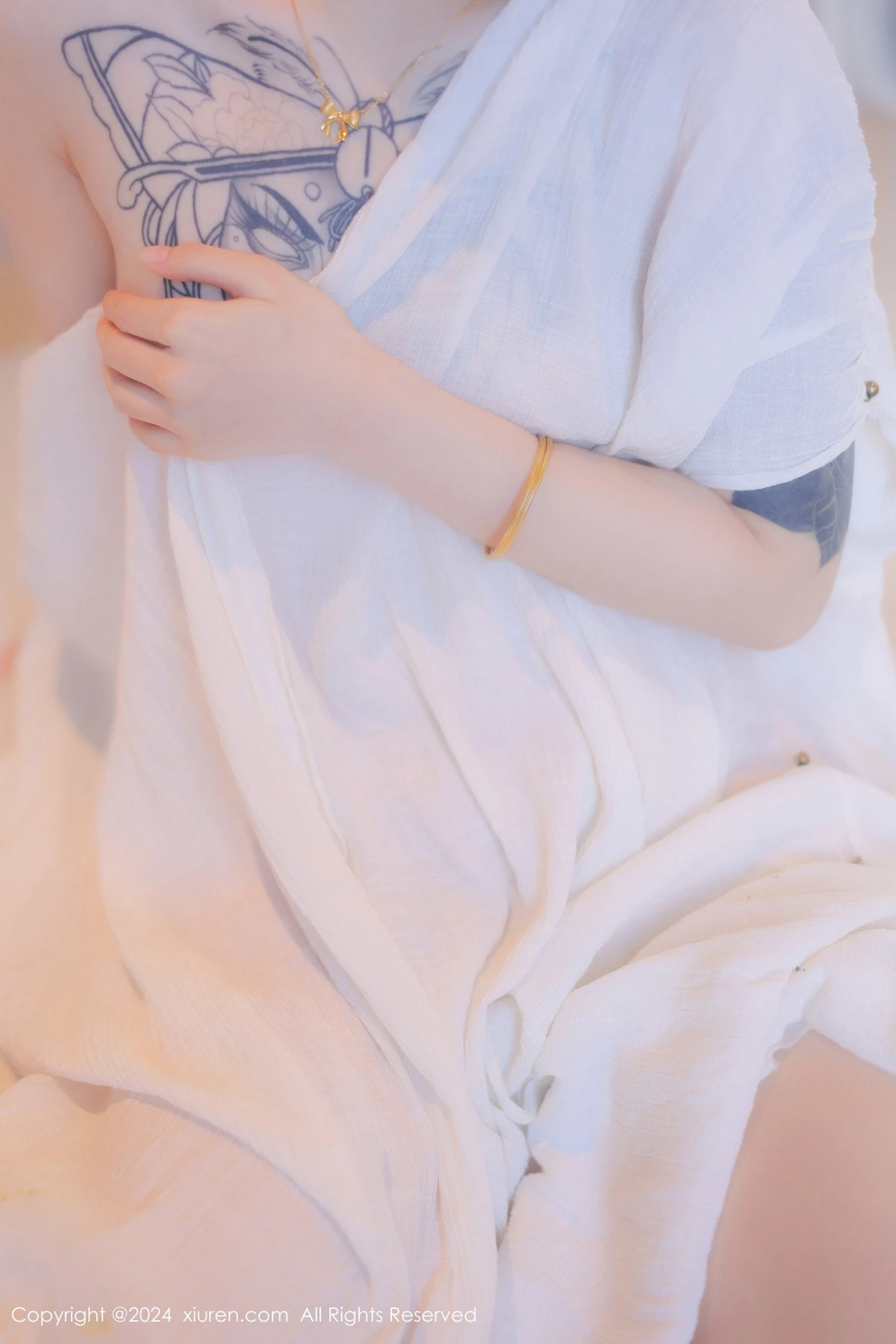 [[XiuRen秀人网]秀人网]No.8842_新人模特夏竹性感浅色连衣裙+白色薄纱服饰秀曼妙身姿诱惑写真83P