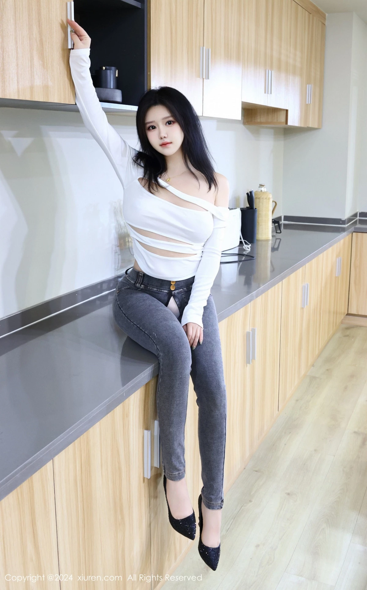 [[XiuRen秀人网]秀人网]No.8853_模特小薯条nienie性感白色T恤配露臀牛仔裤秀完美身材诱惑写真78P