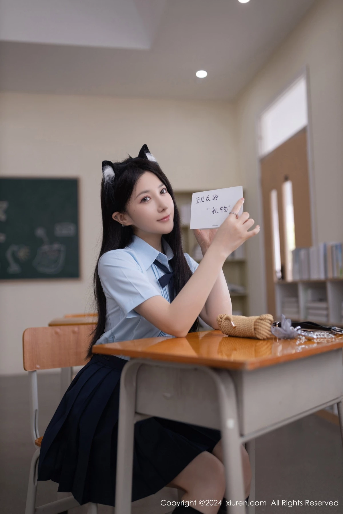 [[XiuRen秀人网]秀人网]No.8854_模特鱼子酱Fish教室场景性感学生制服配黑丝袜秀曼妙身姿诱惑写真80P