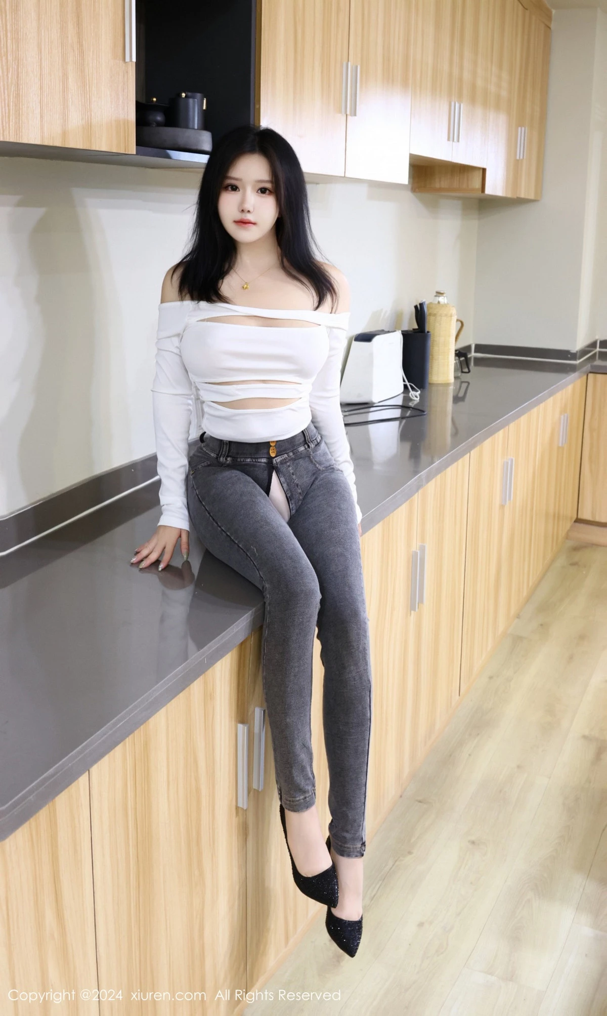 [[XiuRen秀人网]秀人网]No.8853_模特小薯条nienie性感白色T恤配露臀牛仔裤秀完美身材诱惑写真78P