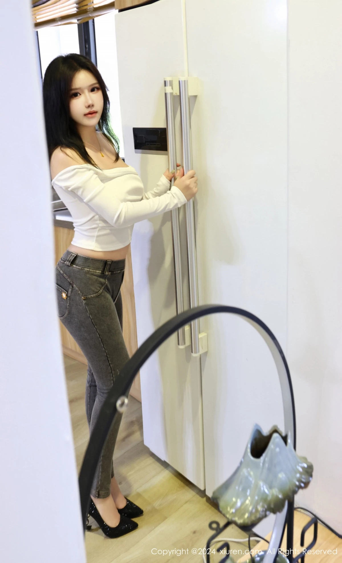 [[XiuRen秀人网]秀人网]No.8853_模特小薯条nienie性感白色T恤配露臀牛仔裤秀完美身材诱惑写真78P