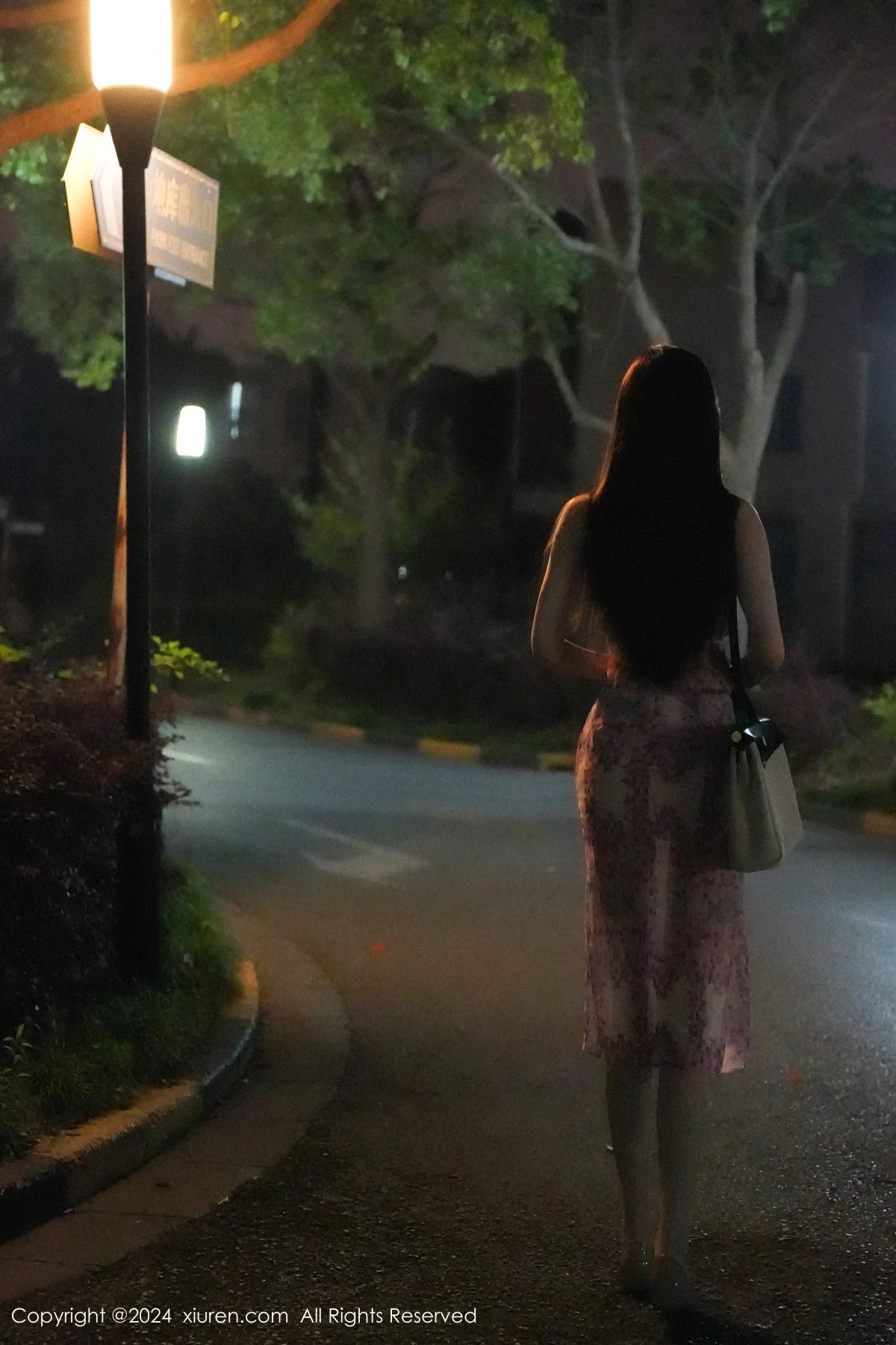 [[XiuRen秀人网]秀人网]No.8855_模特Erikaki性感浅粉色碎花裙露白色内衣秀完美身材迷人诱惑写真78P