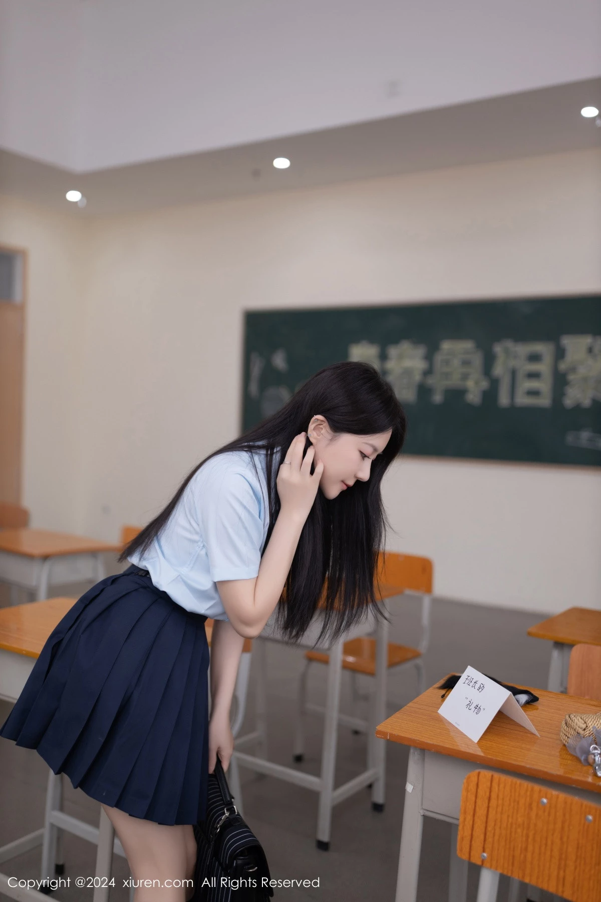 [[XiuRen秀人网]秀人网]No.8854_模特鱼子酱Fish教室场景性感学生制服配黑丝袜秀曼妙身姿诱惑写真80P