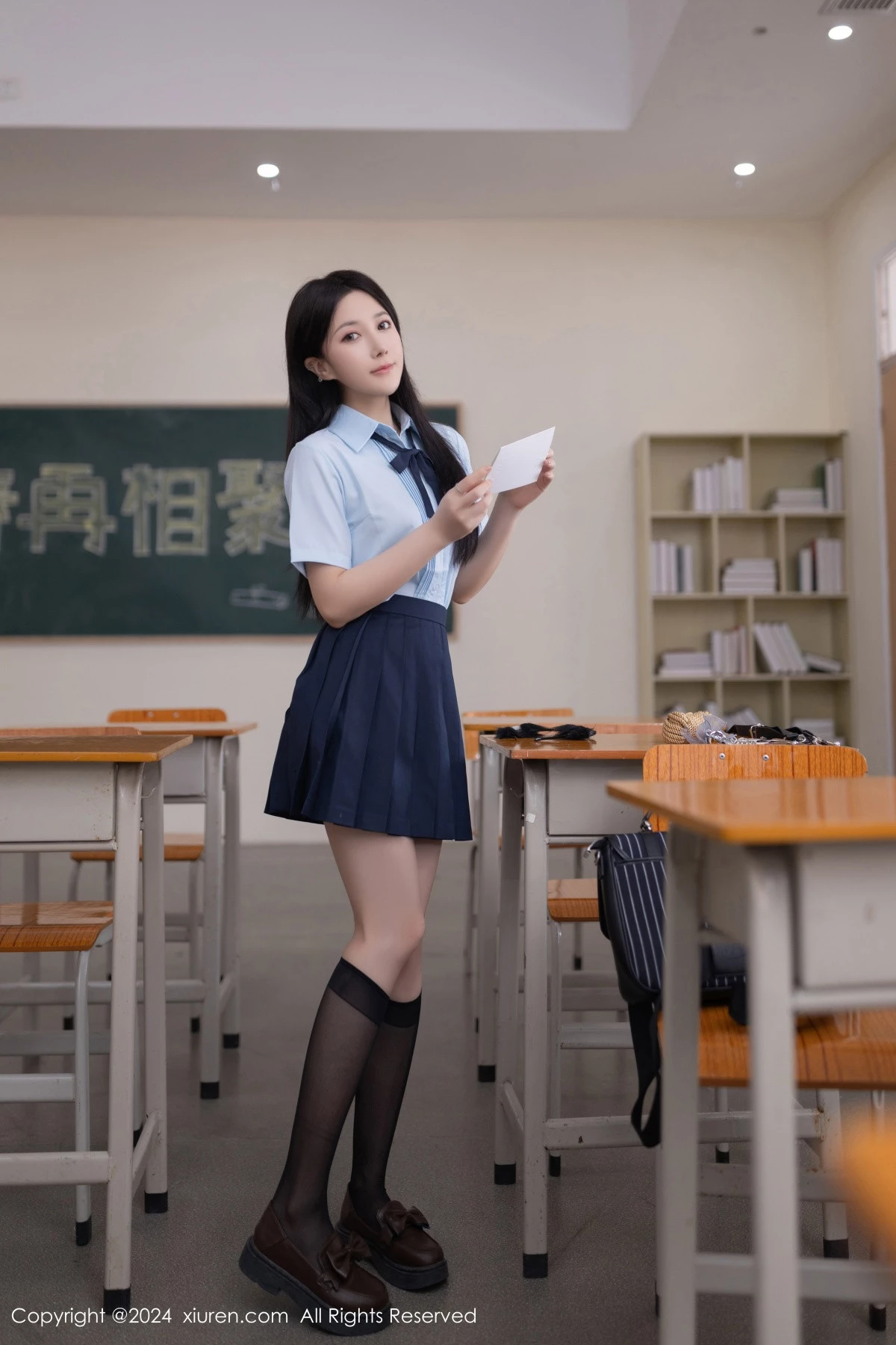 [[XiuRen秀人网]秀人网]No.8854_模特鱼子酱Fish教室场景性感学生制服配黑丝袜秀曼妙身姿诱惑写真80P