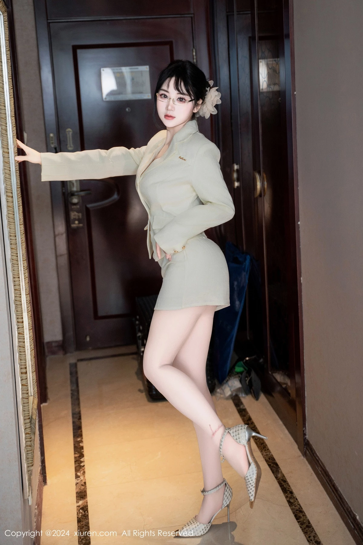 [[XiuRen秀人网]秀人网]No.8717_模特汐汐爱吃草莓性感OL白色职业装半脱秀惹火身材极致诱惑写真86P