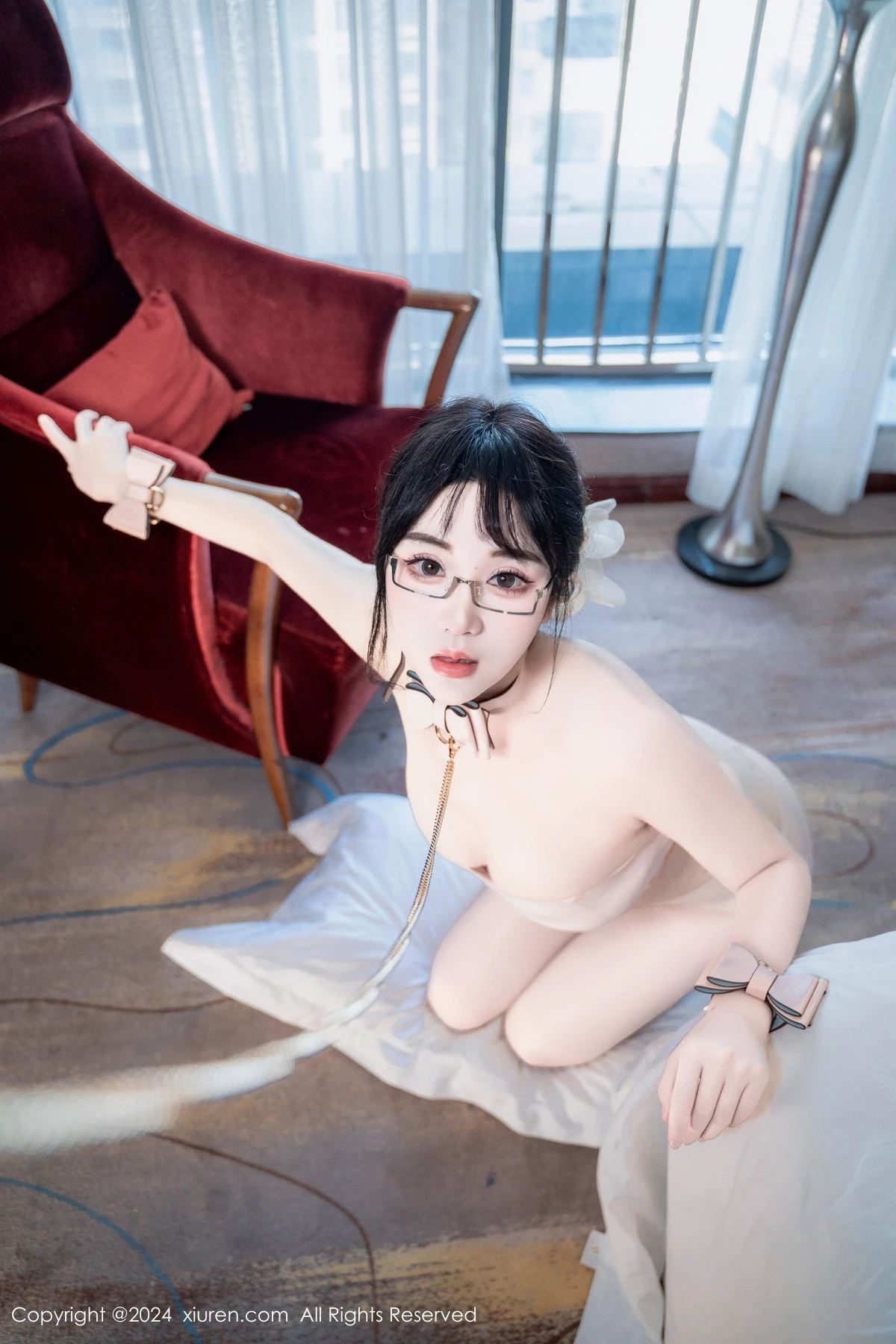 [[XiuRen秀人网]秀人网]No.8717_模特汐汐爱吃草莓性感OL白色职业装半脱秀惹火身材极致诱惑写真86P