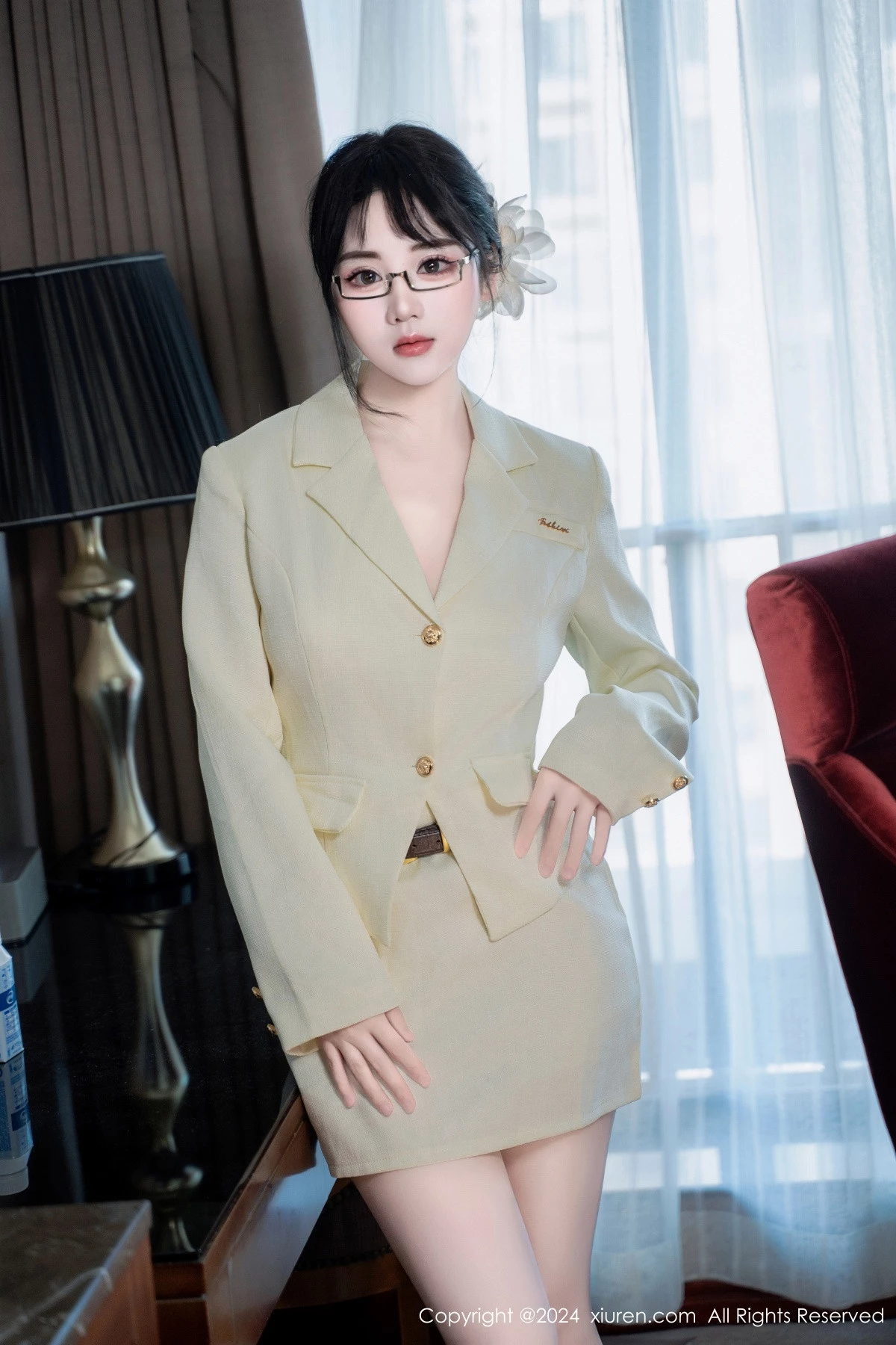 [[XiuRen秀人网]秀人网]No.8717_模特汐汐爱吃草莓性感OL白色职业装半脱秀惹火身材极致诱惑写真86P