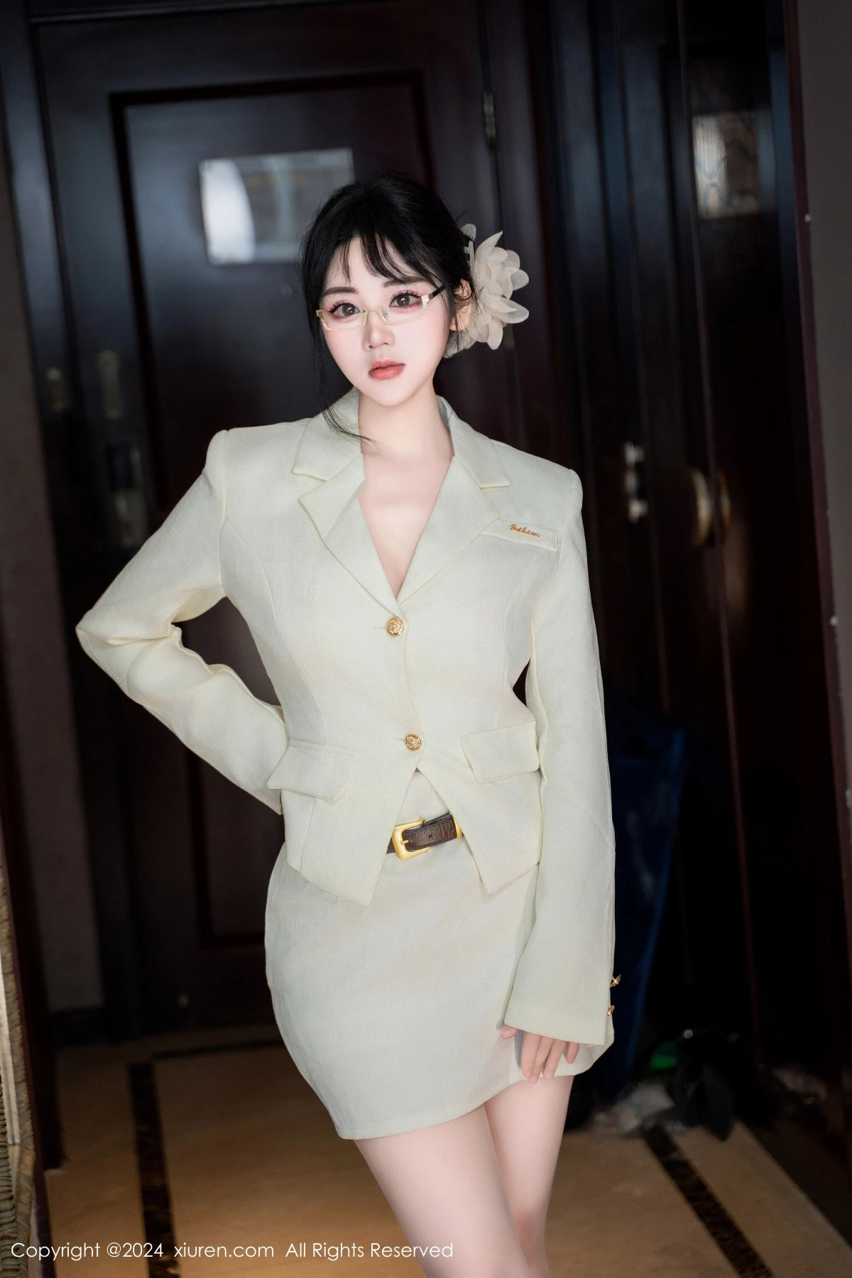 [[XiuRen秀人网]秀人网]No.8717_模特汐汐爱吃草莓性感OL白色职业装半脱秀惹火身材极致诱惑写真86P