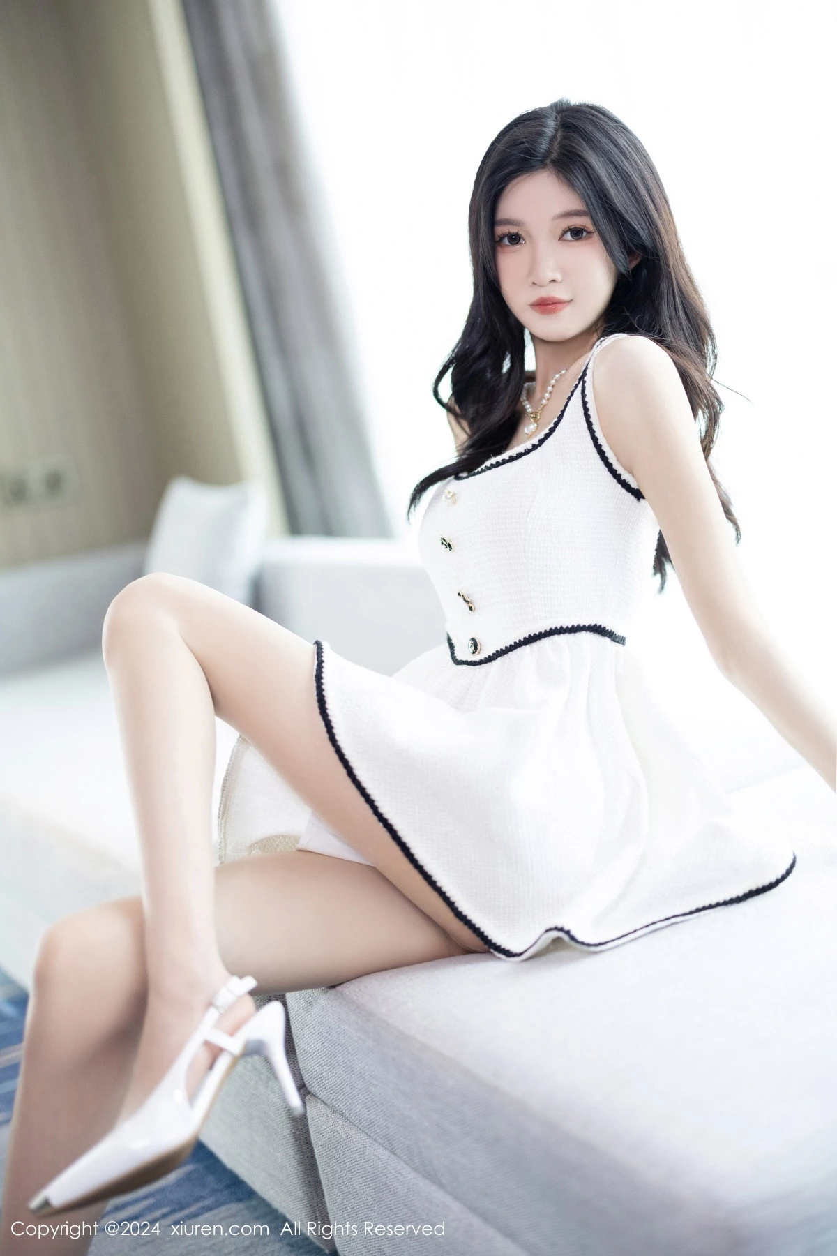 [[XiuRen秀人网]秀人网]No.8861_模特程程程私房性感白色连衣短裙配白色丝袜秀曼妙身姿迷人写真83P