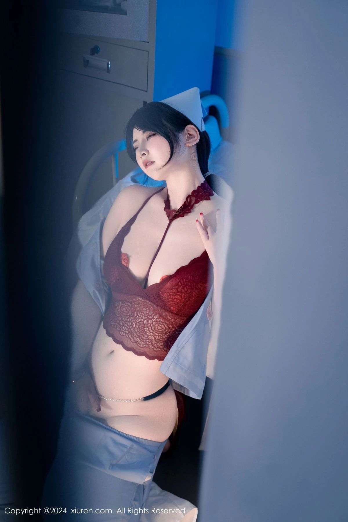 [[XiuRen秀人网]秀人网]No.8859_模特诗诗kiki性感灰色护士服露红色蕾丝内衣秀丰满身材诱惑写真114P
