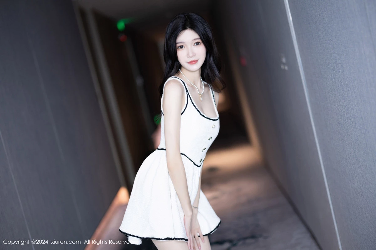 [[XiuRen秀人网]秀人网]No.8861_模特程程程私房性感白色连衣短裙配白色丝袜秀曼妙身姿迷人写真83P