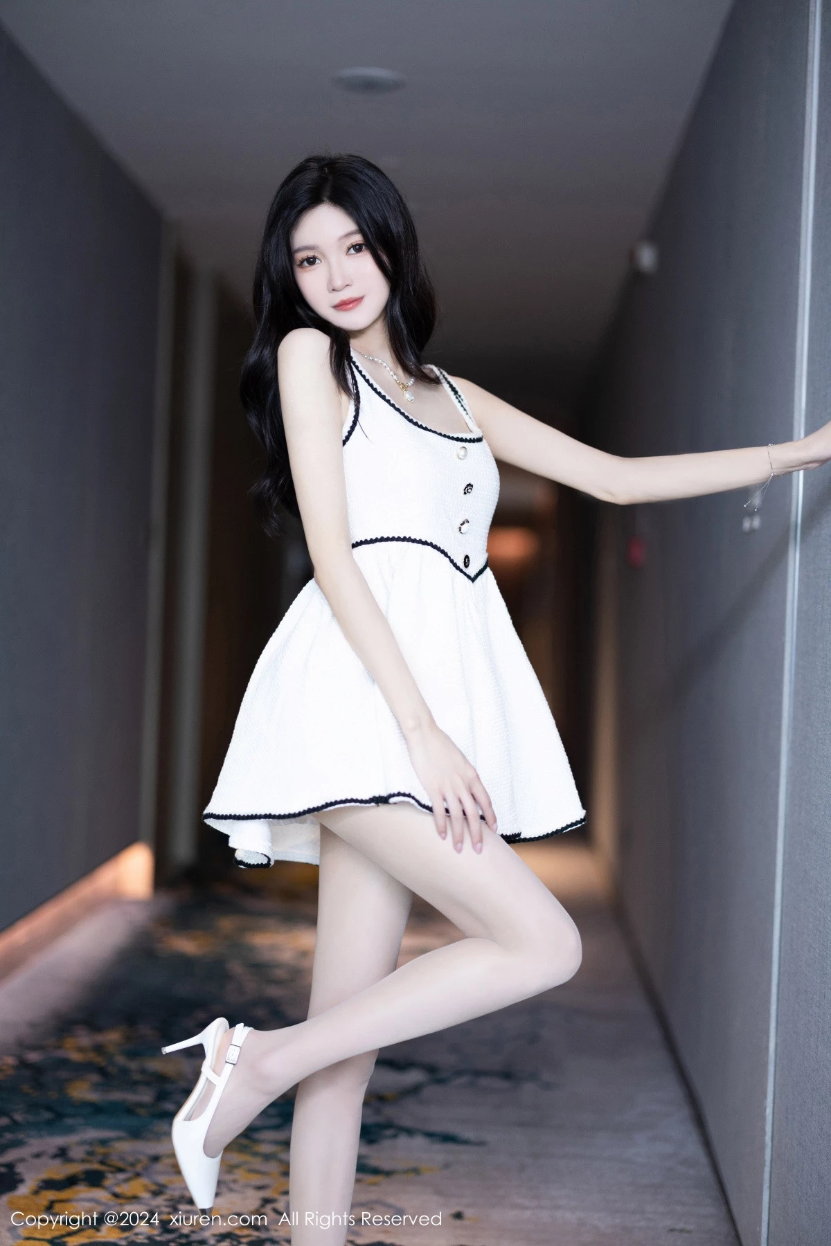 [[XiuRen秀人网]秀人网]No.8861_模特程程程私房性感白色连衣短裙配白色丝袜秀曼妙身姿迷人写真83P