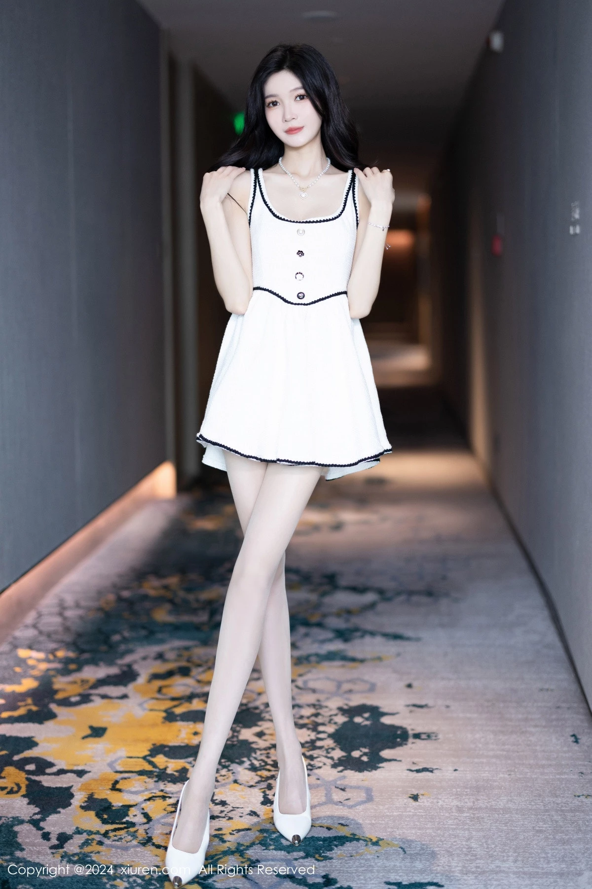 [[XiuRen秀人网]秀人网]No.8861_模特程程程私房性感白色连衣短裙配白色丝袜秀曼妙身姿迷人写真83P