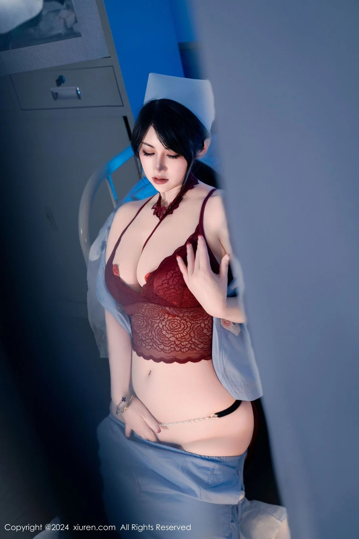 [[XiuRen秀人网]秀人网]No.8859_模特诗诗kiki性感灰色护士服露红色蕾丝内衣秀丰满身材诱惑写真114P