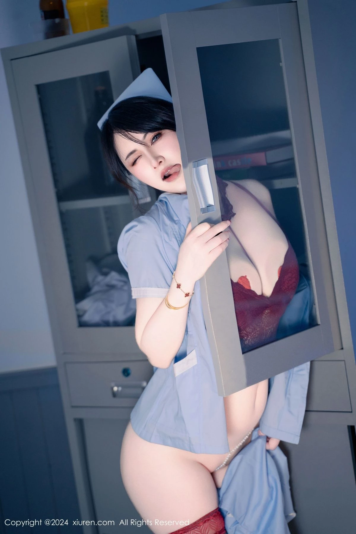 [[XiuRen秀人网]秀人网]No.8859_模特诗诗kiki性感灰色护士服露红色蕾丝内衣秀丰满身材诱惑写真114P