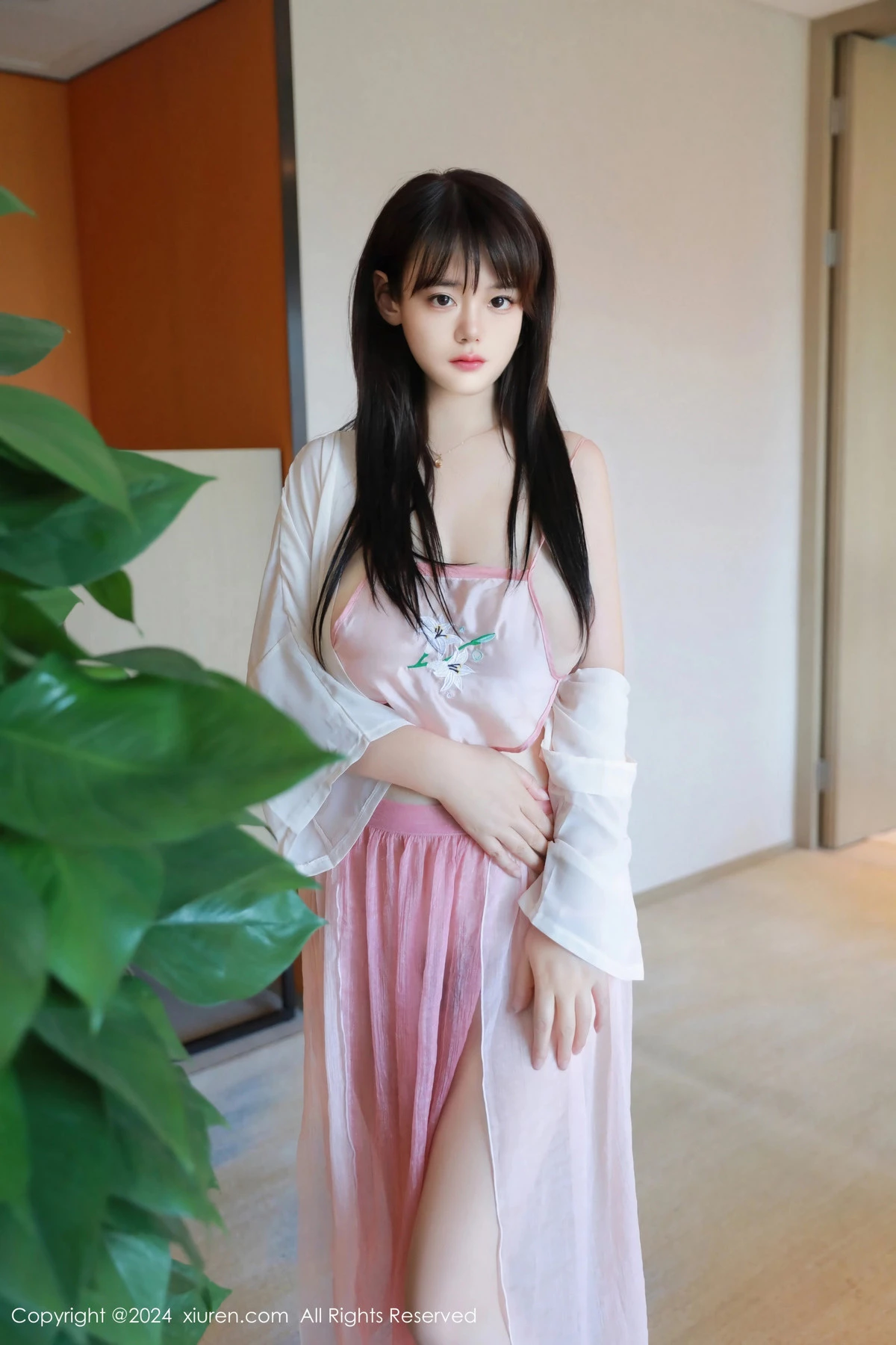 [[XiuRen秀人网]秀人网]No.8724_模特陈柒柒性感粉色轻透布兜配粉色薄纱服饰秀丰满身材诱惑写真86P