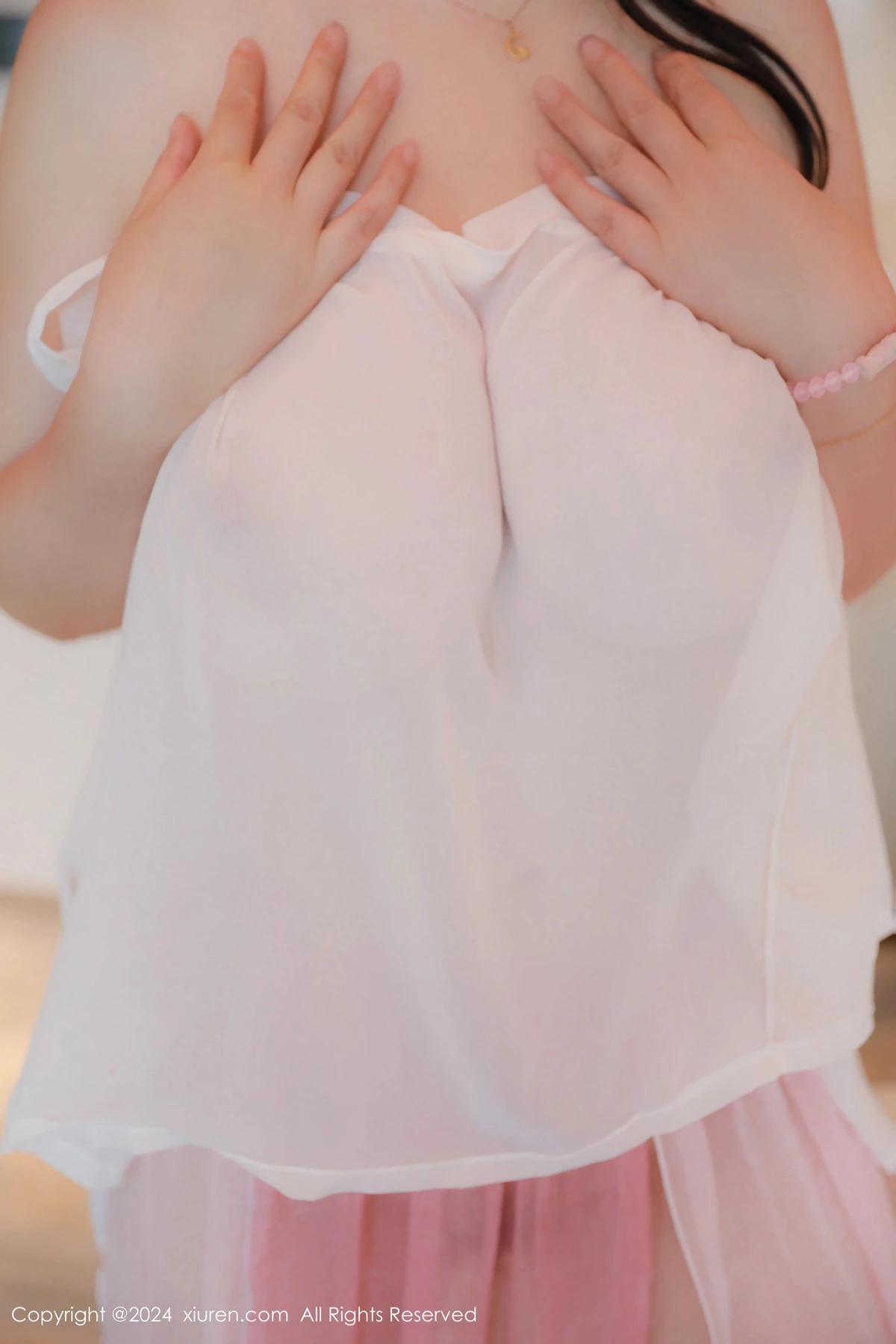 [[XiuRen秀人网]秀人网]No.8724_模特陈柒柒性感粉色轻透布兜配粉色薄纱服饰秀丰满身材诱惑写真86P