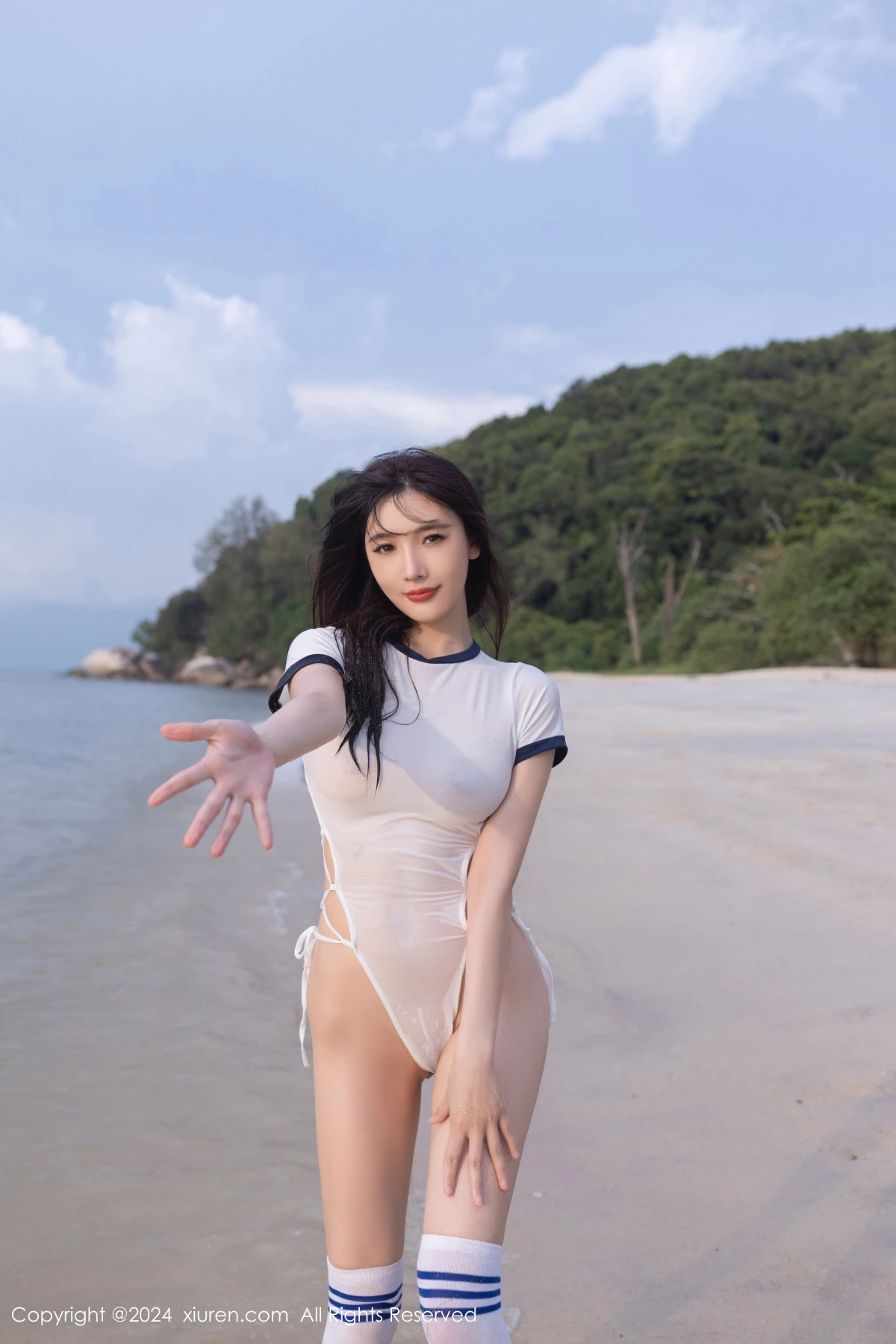 [[XiuRen秀人网]秀人网]No.8734_模特陆萱萱海边场景性感白色连体衣配白丝袜秀完美身材诱惑写真80P