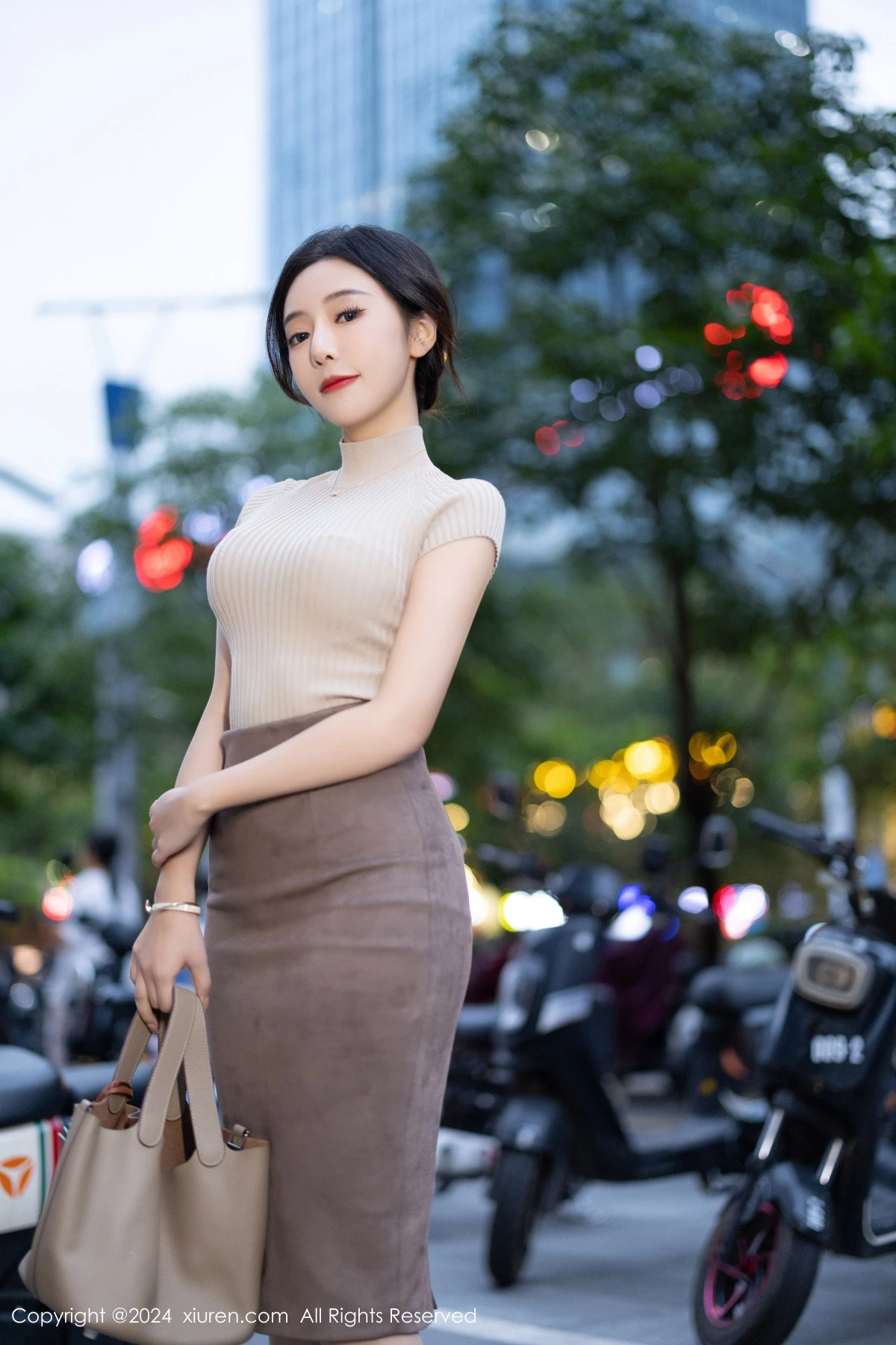 [[XiuRen秀人网]秀人网]No.8741_女神王馨瑶yanni浅色上衣配短裙露闪亮肉丝秀丰满身姿诱惑写真80P