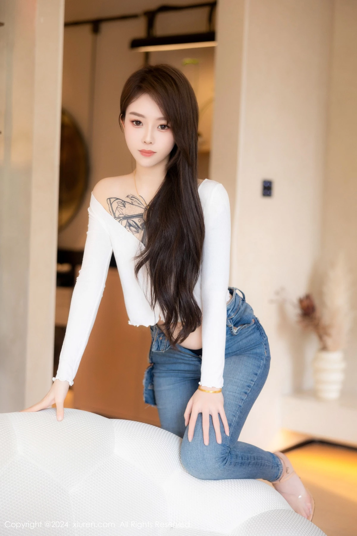 [[XiuRen秀人网]秀人网]No.8740_模特奶瓶私房性感白色T恤配蓝色牛仔裤半脱秀曼妙身姿迷人写真82P