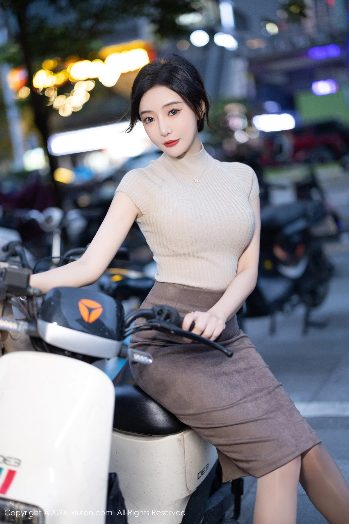 [[XiuRen秀人网]秀人网]No.8741_女神王馨瑶yanni浅色上衣配短裙露闪亮肉丝秀丰满身姿诱惑写真80P