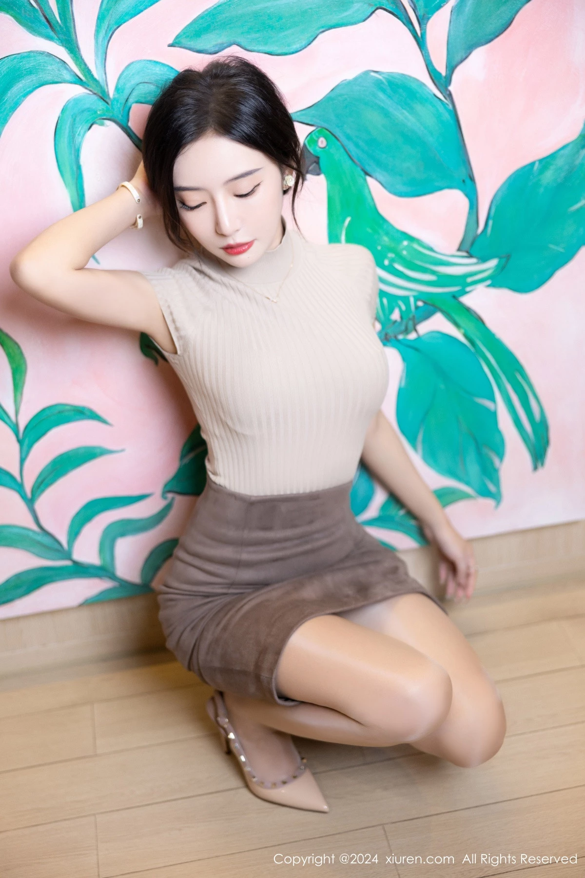 [[XiuRen秀人网]秀人网]No.8741_女神王馨瑶yanni浅色上衣配短裙露闪亮肉丝秀丰满身姿诱惑写真80P