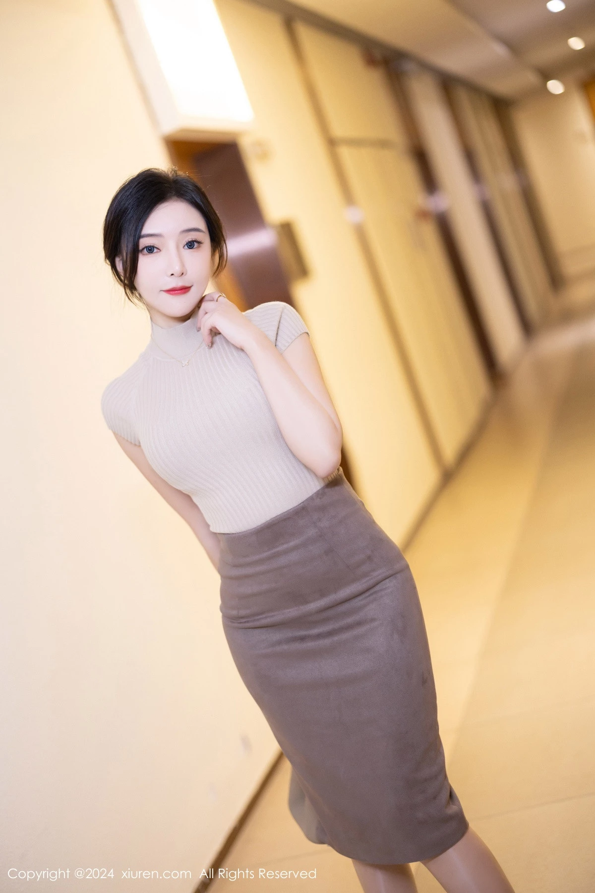 [[XiuRen秀人网]秀人网]No.8741_女神王馨瑶yanni浅色上衣配短裙露闪亮肉丝秀丰满身姿诱惑写真80P