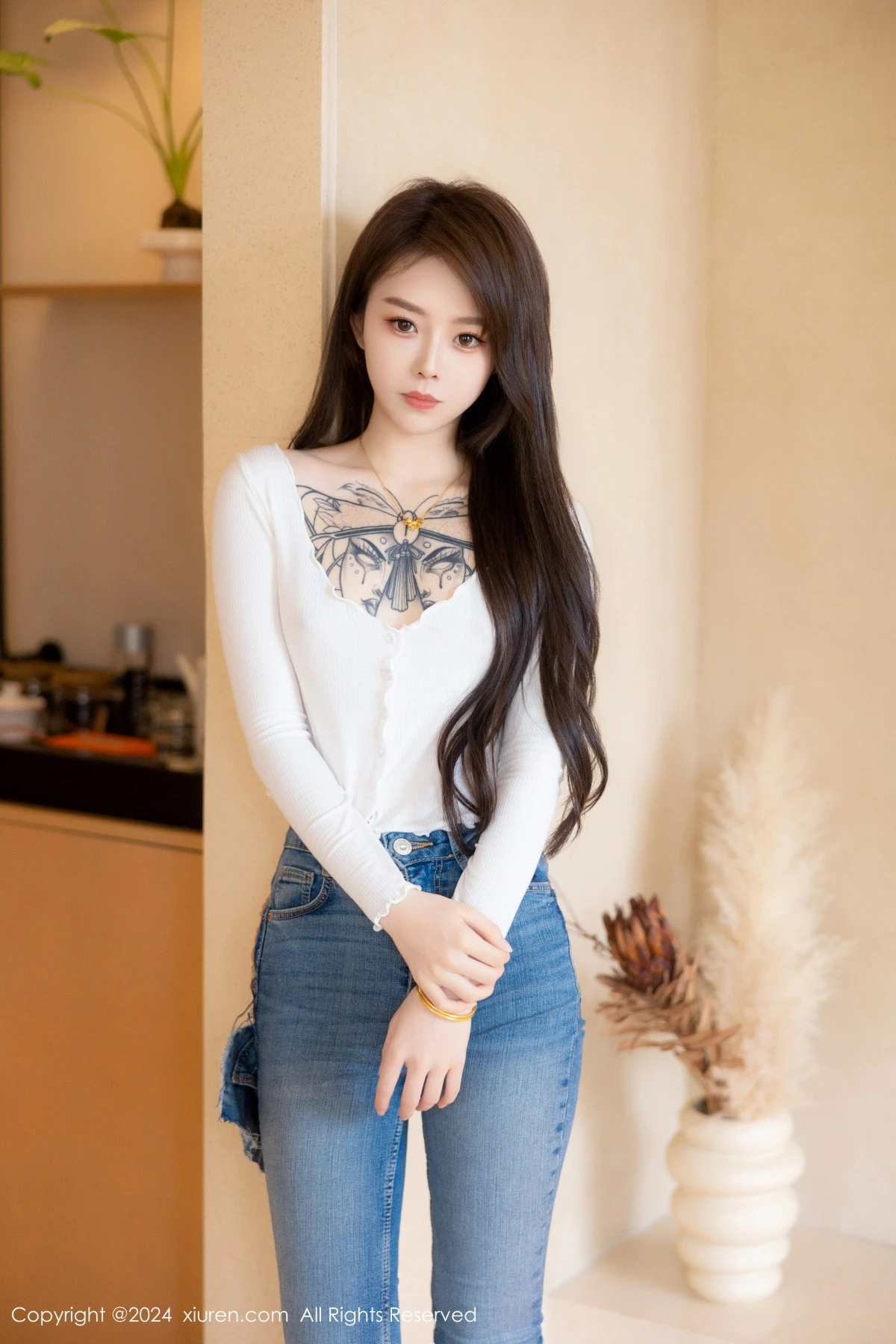 [[XiuRen秀人网]秀人网]No.8740_模特奶瓶私房性感白色T恤配蓝色牛仔裤半脱秀曼妙身姿迷人写真82P