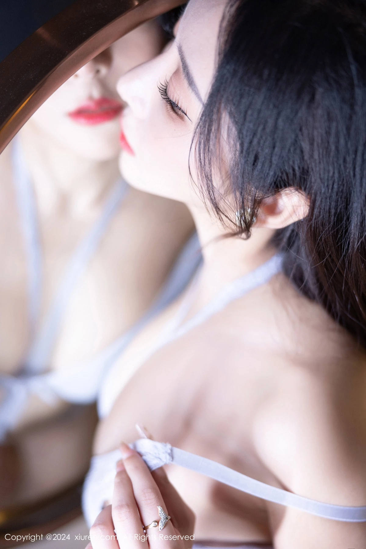 [[XiuRen秀人网]秀人网]No.8741_女神王馨瑶yanni浅色上衣配短裙露闪亮肉丝秀丰满身姿诱惑写真80P