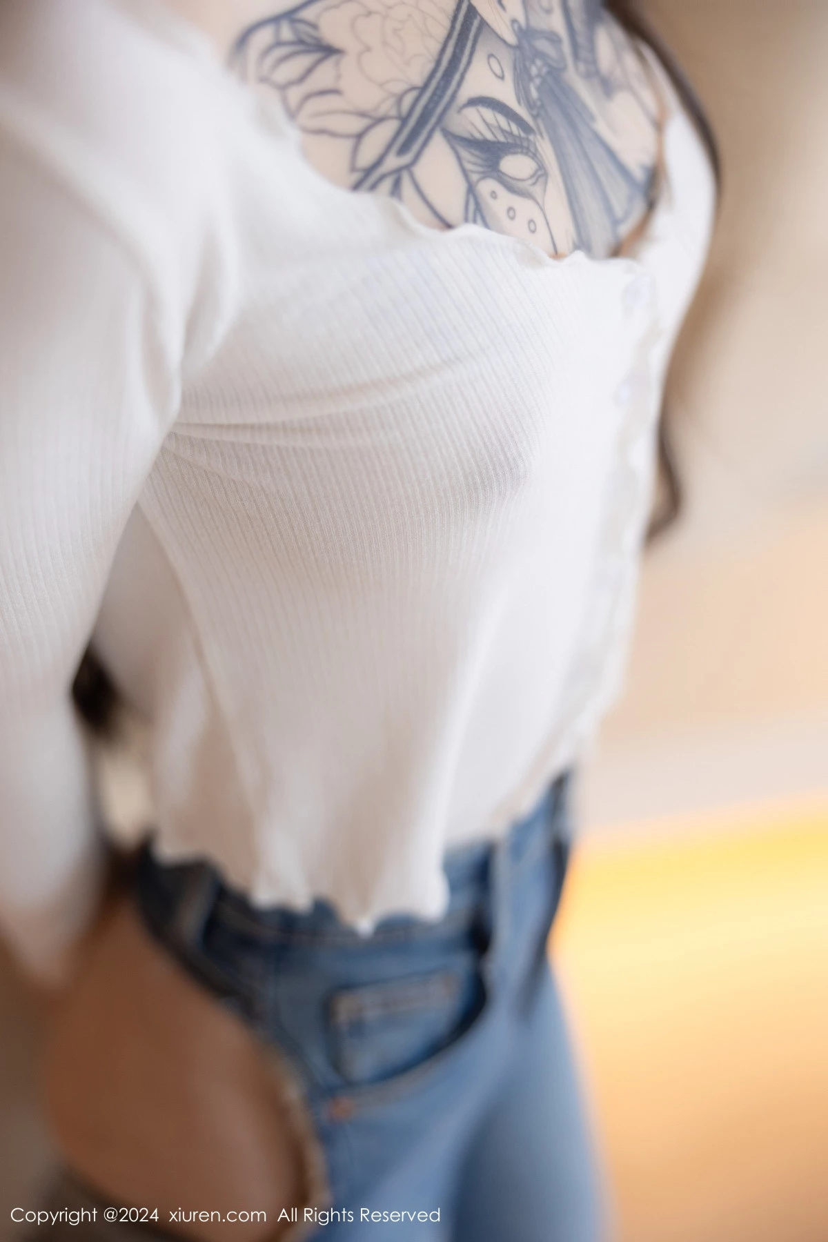 [[XiuRen秀人网]秀人网]No.8740_模特奶瓶私房性感白色T恤配蓝色牛仔裤半脱秀曼妙身姿迷人写真82P