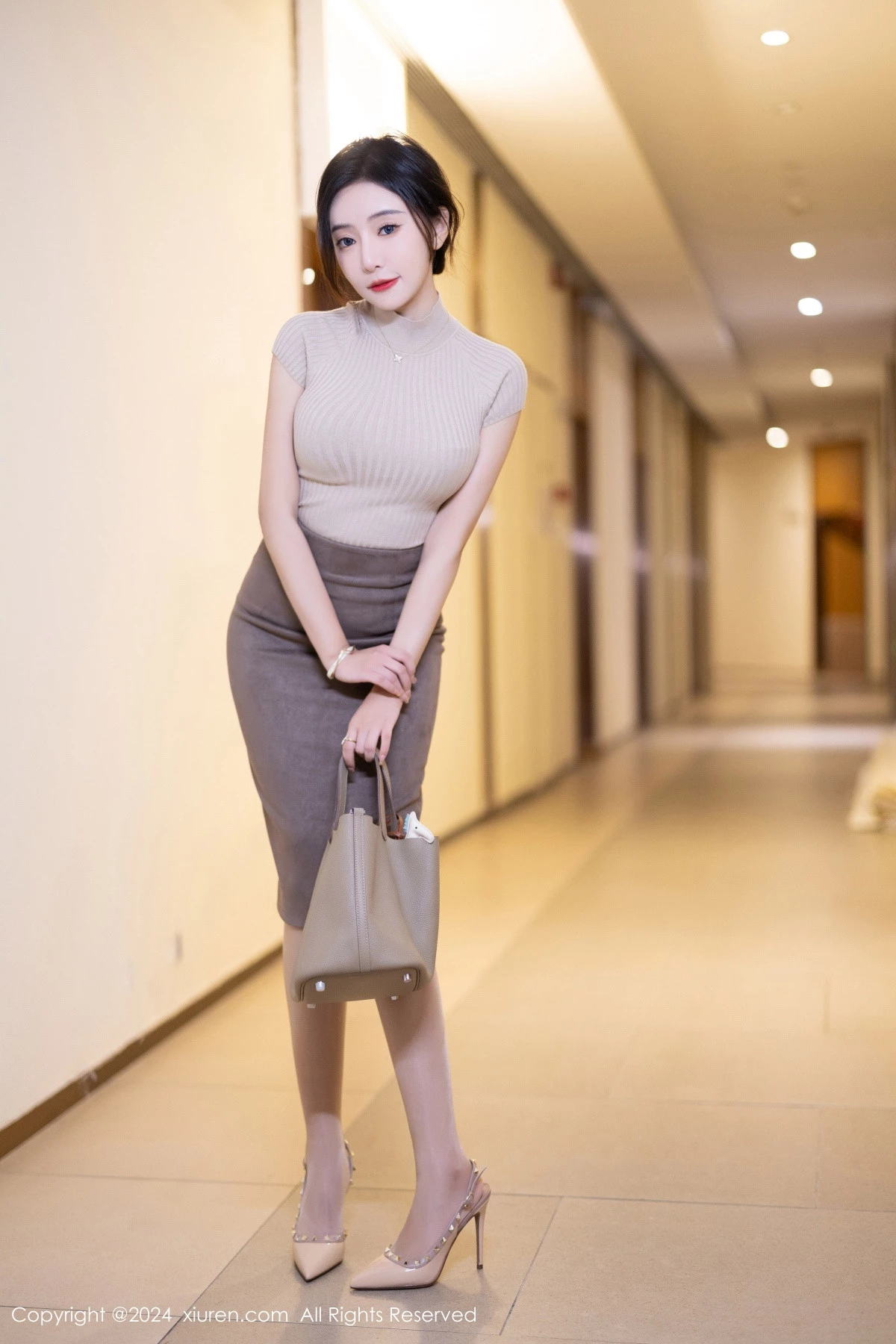 [[XiuRen秀人网]秀人网]No.8741_女神王馨瑶yanni浅色上衣配短裙露闪亮肉丝秀丰满身姿诱惑写真80P