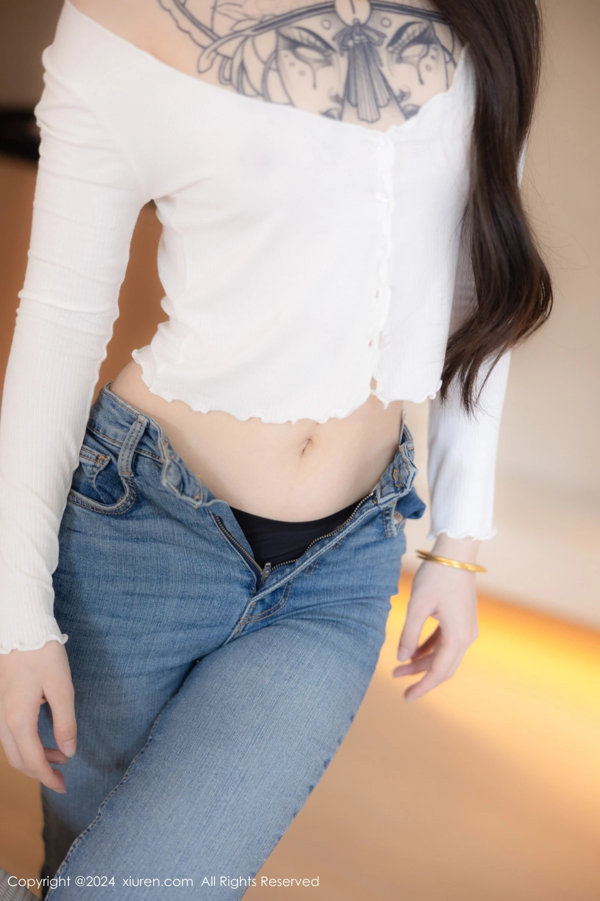 [[XiuRen秀人网]秀人网]No.8740_模特奶瓶私房性感白色T恤配蓝色牛仔裤半脱秀曼妙身姿迷人写真82P