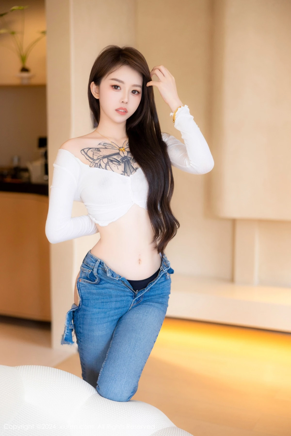 [[XiuRen秀人网]秀人网]No.8740_模特奶瓶私房性感白色T恤配蓝色牛仔裤半脱秀曼妙身姿迷人写真82P