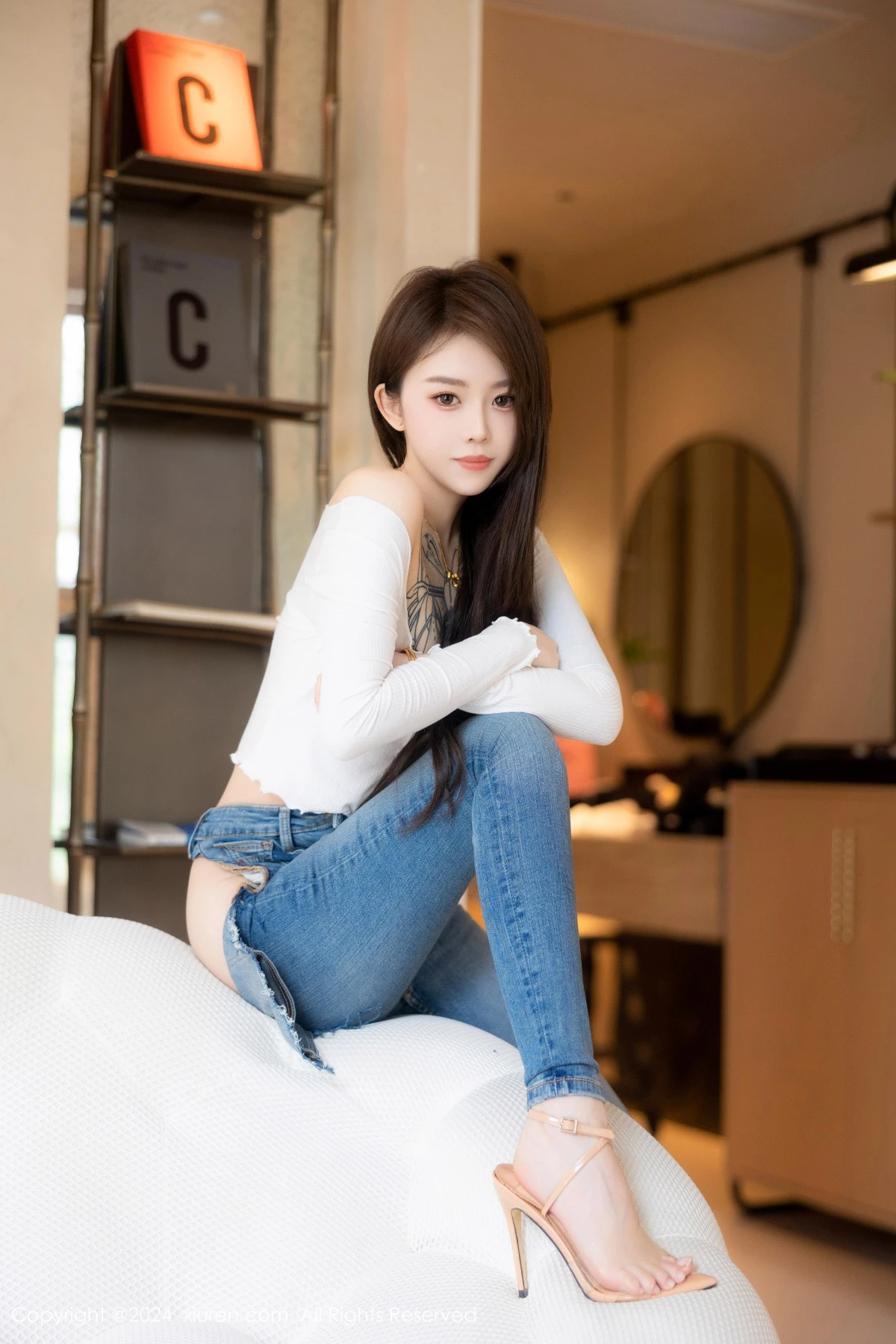 [[XiuRen秀人网]秀人网]No.8740_模特奶瓶私房性感白色T恤配蓝色牛仔裤半脱秀曼妙身姿迷人写真82P