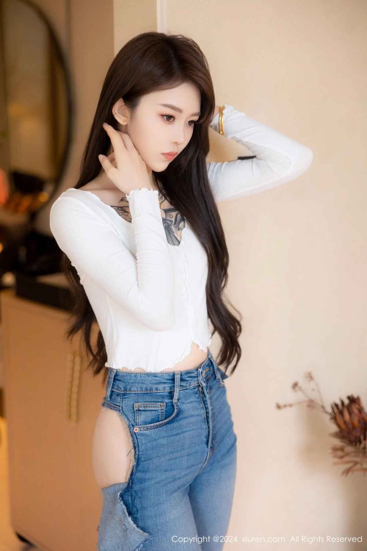 [[XiuRen秀人网]秀人网]No.8740_模特奶瓶私房性感白色T恤配蓝色牛仔裤半脱秀曼妙身姿迷人写真82P